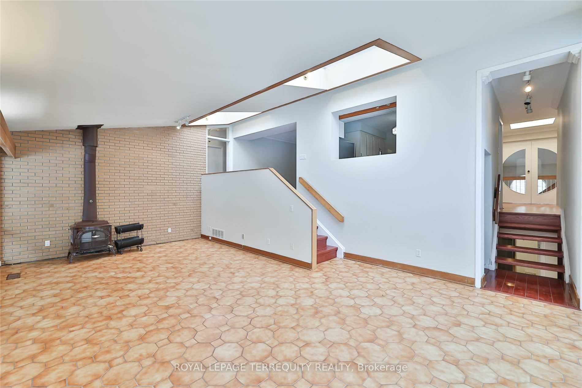 Photo 6 of 11 Leacroft Crescent, North York, Banbury-Don Mills — HOMEH