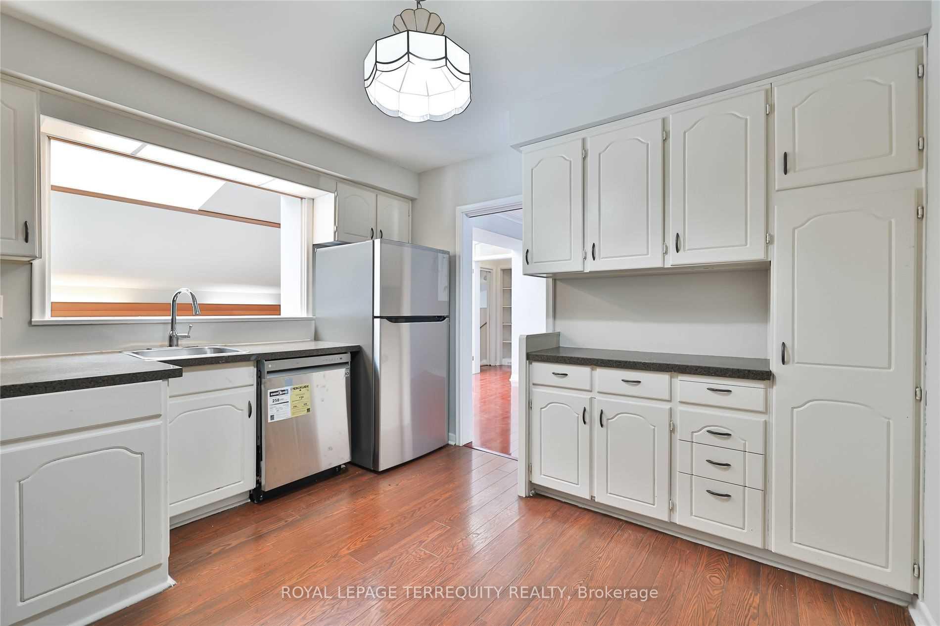 Photo 13 of 11 Leacroft Crescent, North York, Banbury-Don Mills — HOMEH