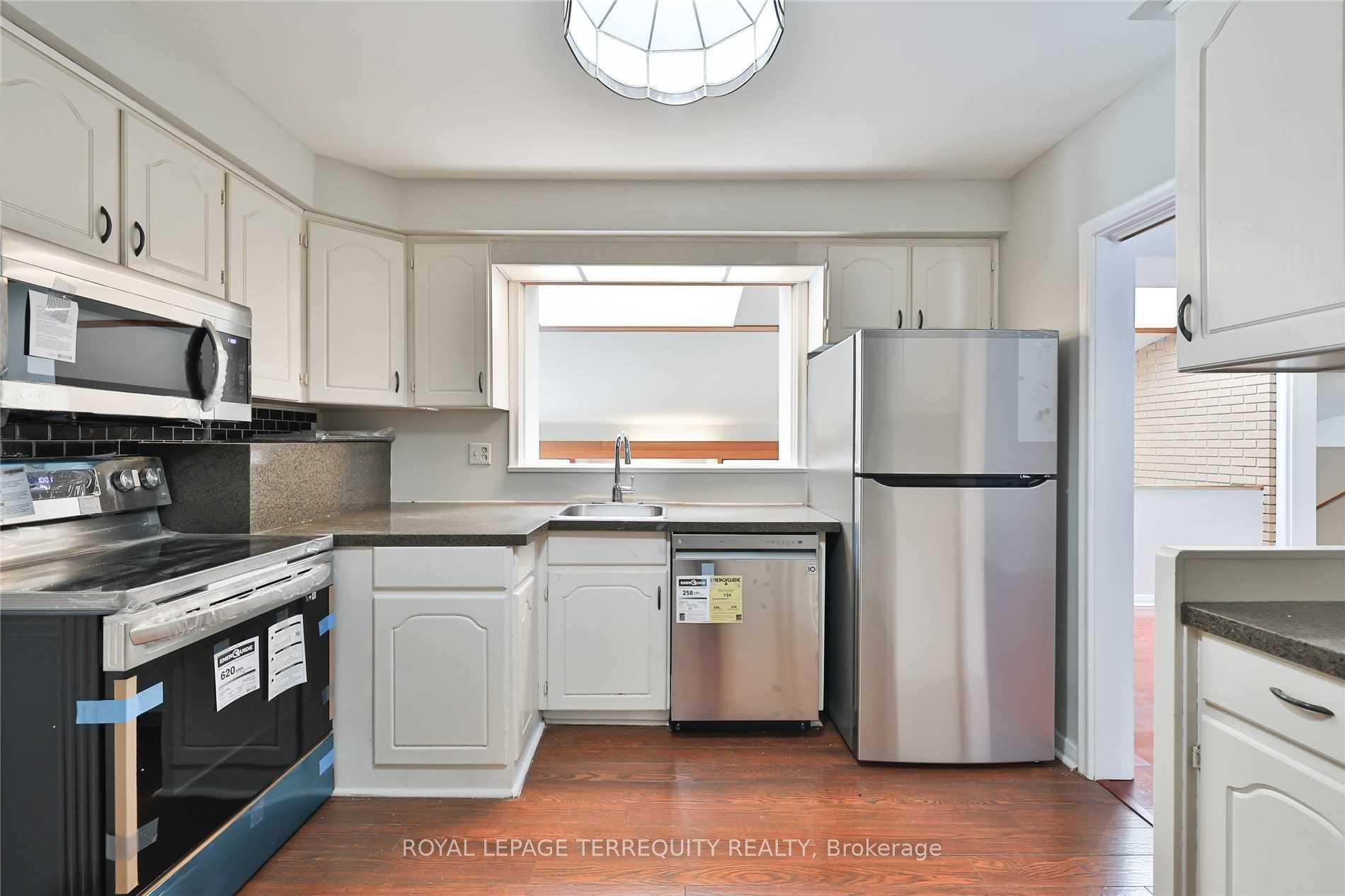 Photo 14 of 11 Leacroft Crescent, North York, Banbury-Don Mills — HOMEH