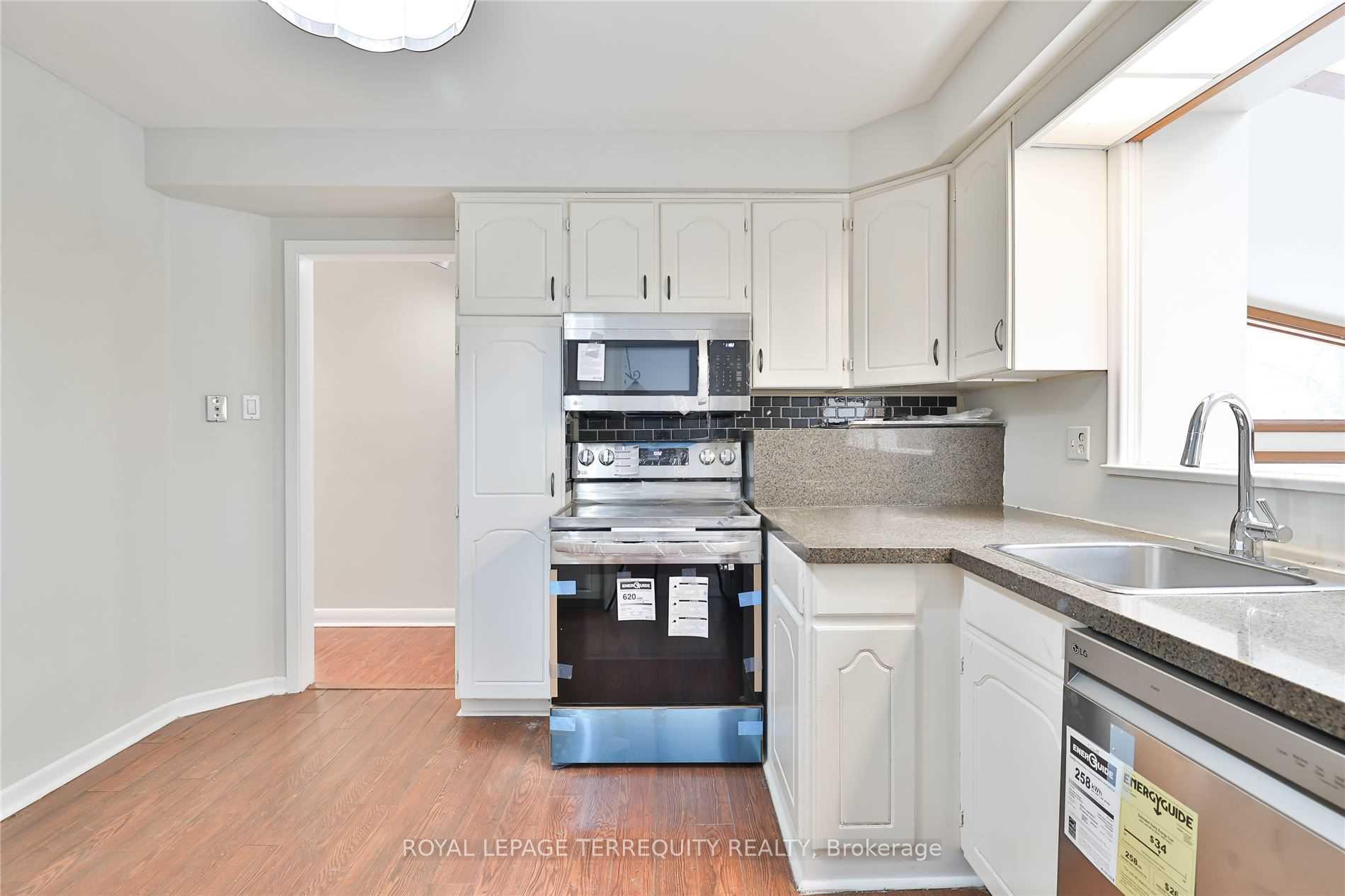 Photo 16 of 11 Leacroft Crescent, North York, Banbury-Don Mills — HOMEH