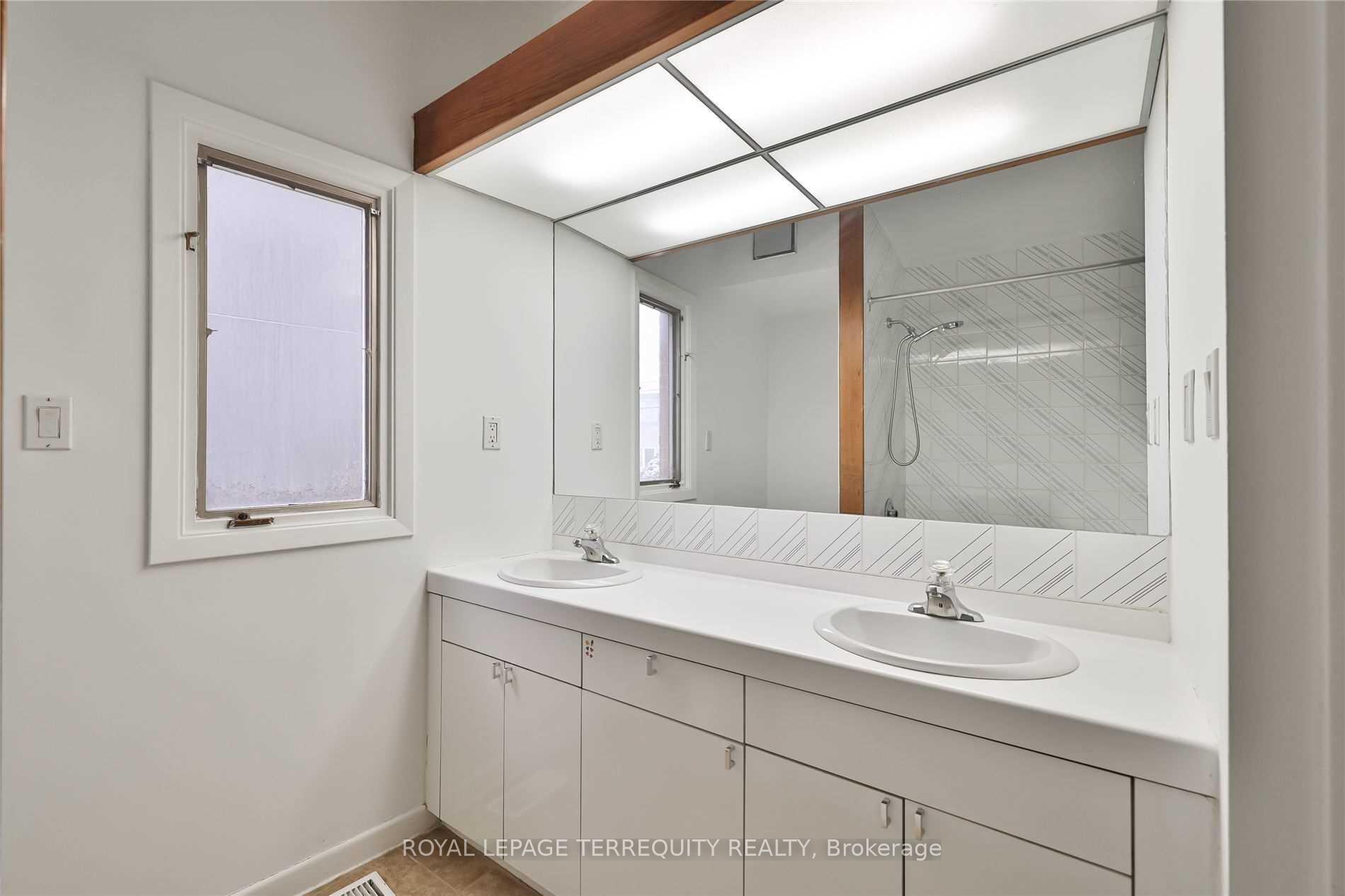 Photo 17 of 11 Leacroft Crescent, North York, Banbury-Don Mills — HOMEH