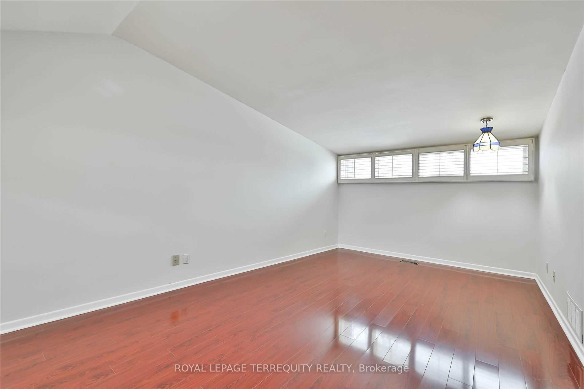Photo 18 of 11 Leacroft Crescent, North York, Banbury-Don Mills — HOMEH