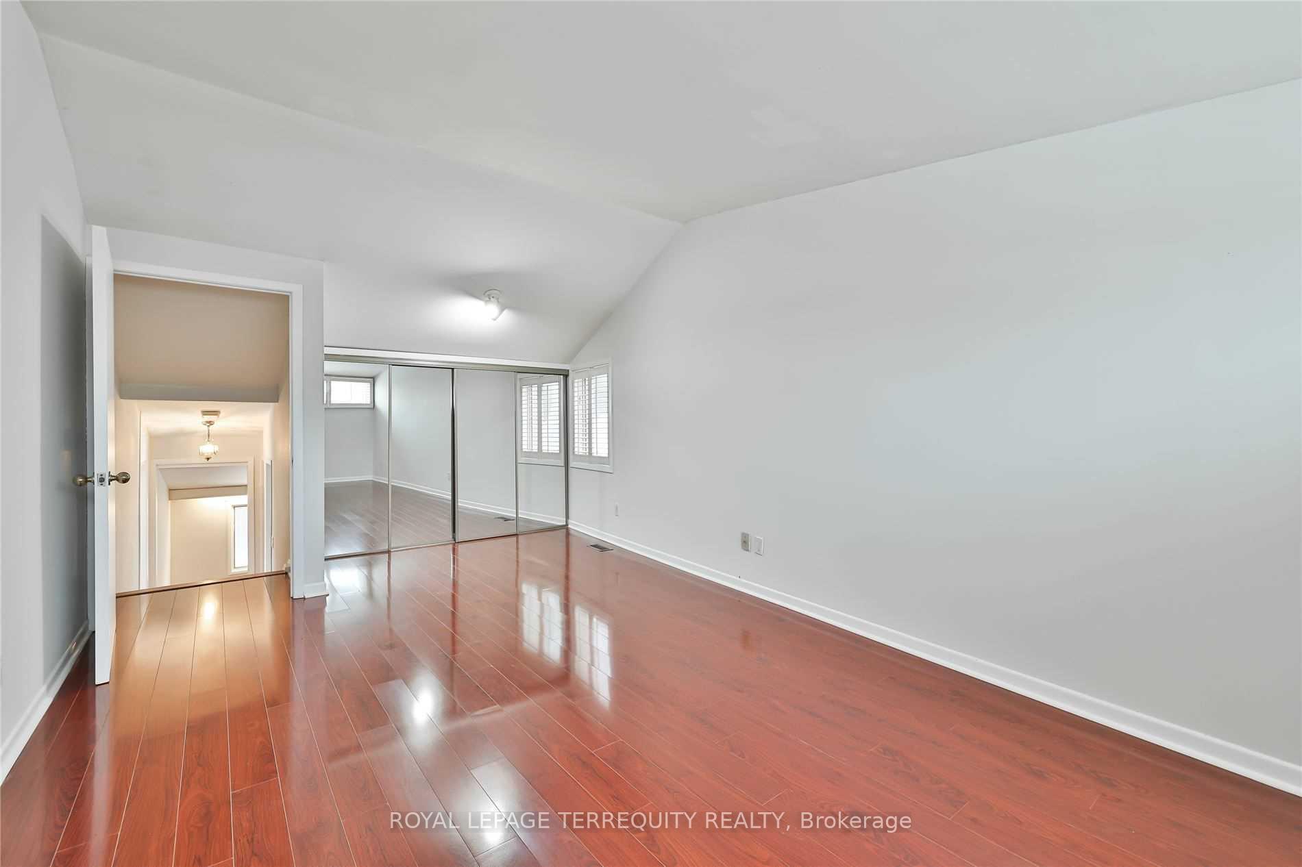 Photo 19 of 11 Leacroft Crescent, North York, Banbury-Don Mills — HOMEH