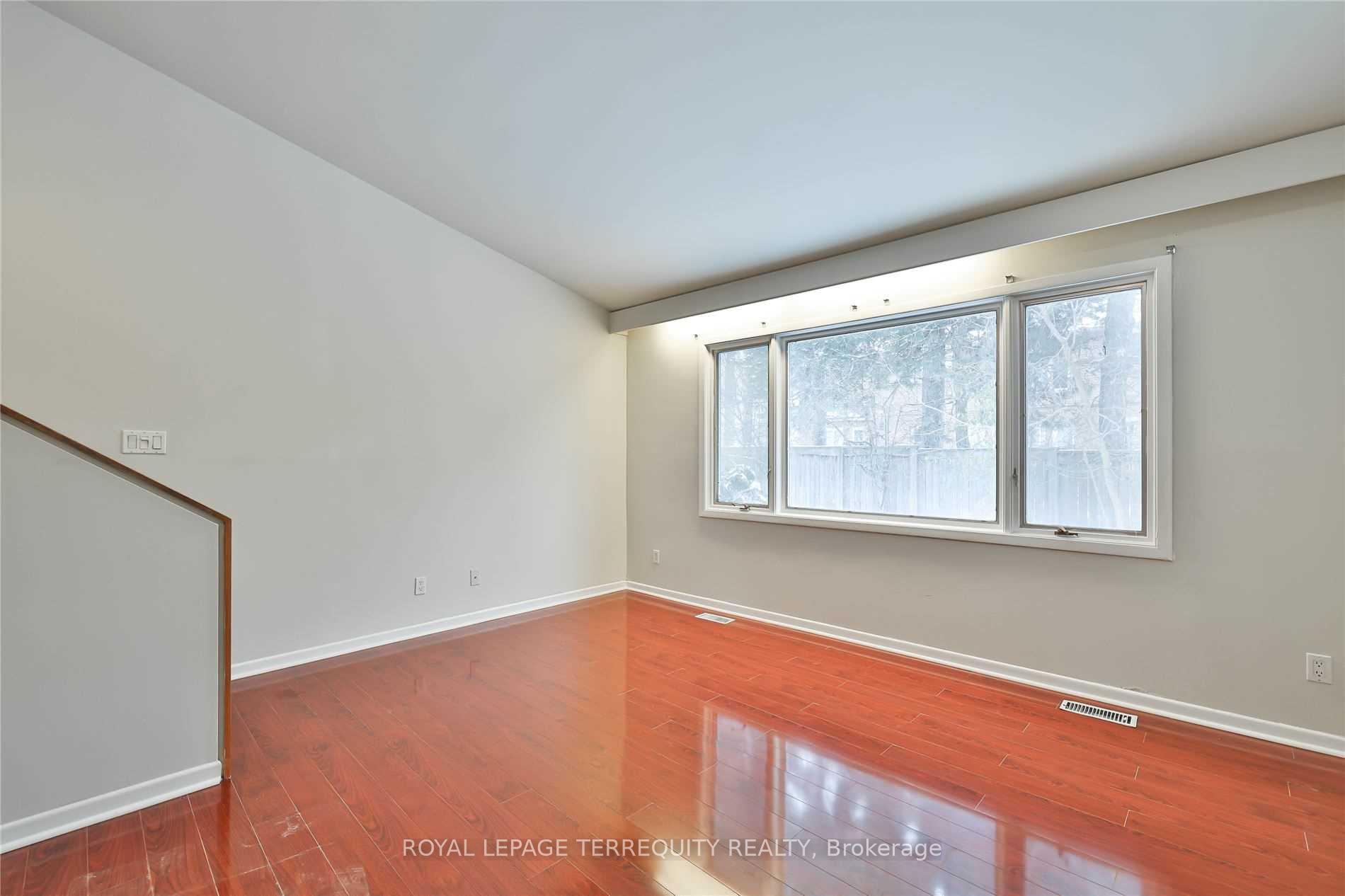 Photo 21 of 11 Leacroft Crescent, North York, Banbury-Don Mills — HOMEH