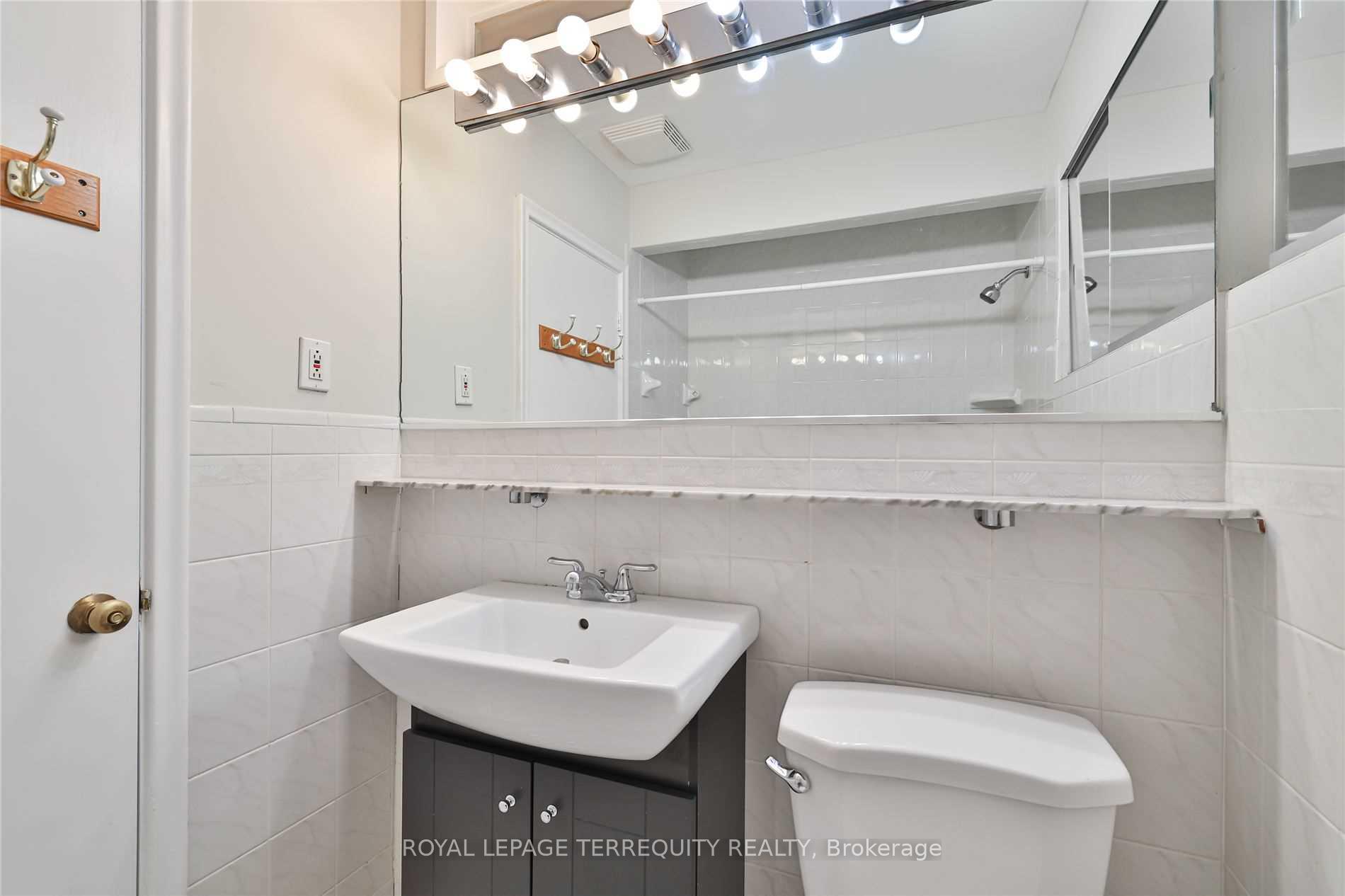 Photo 22 of 11 Leacroft Crescent, North York, Banbury-Don Mills — HOMEH
