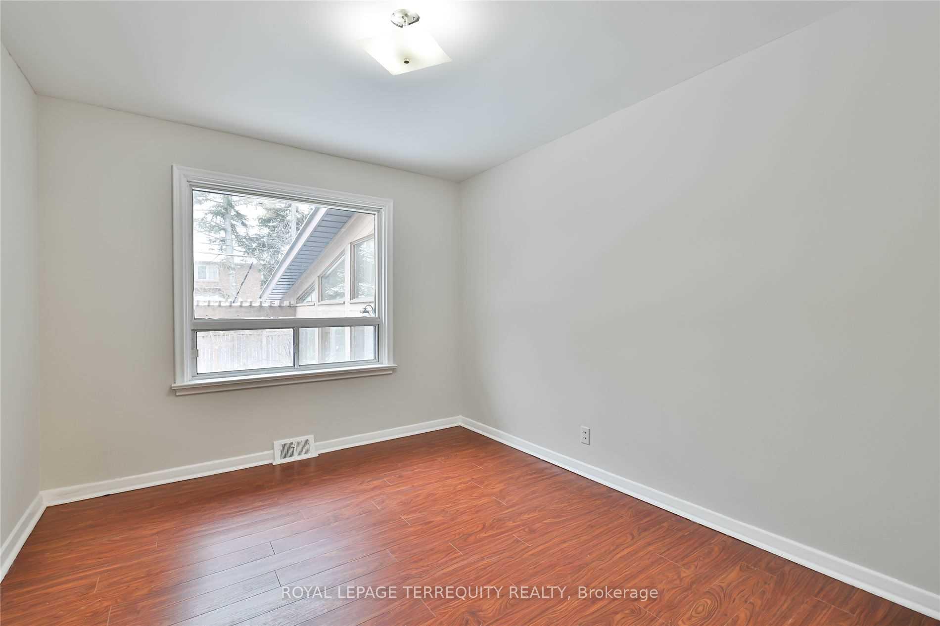 Photo 23 of 11 Leacroft Crescent, North York, Banbury-Don Mills — HOMEH