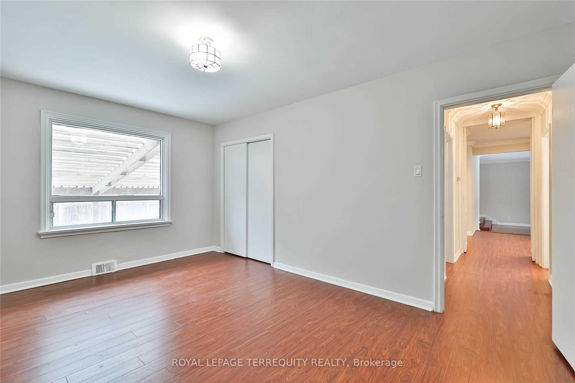 Photo 25 of 11 Leacroft Crescent, North York, Banbury-Don Mills — HOMEH