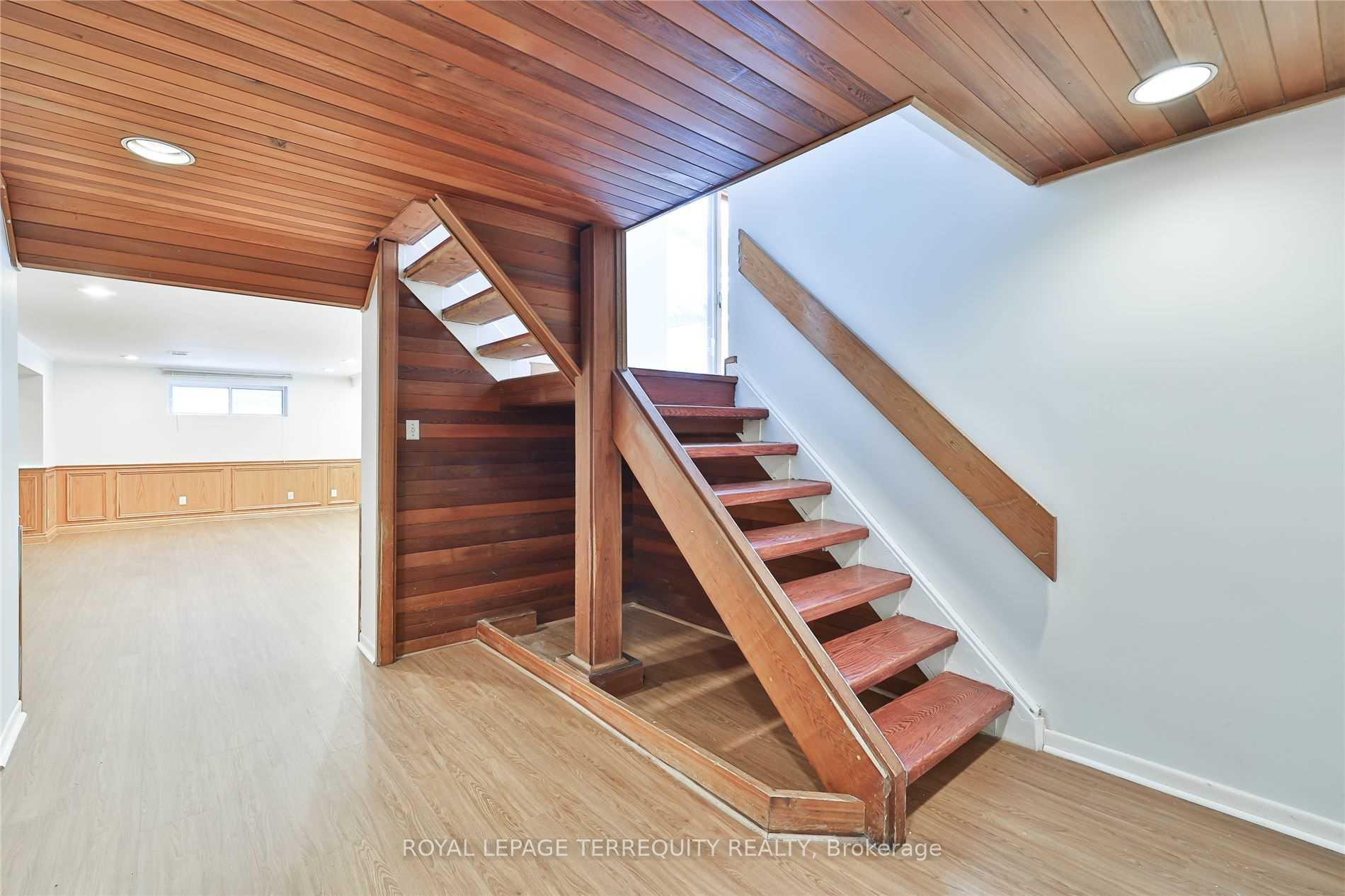 Photo 29 of 11 Leacroft Crescent, North York, Banbury-Don Mills — HOMEH
