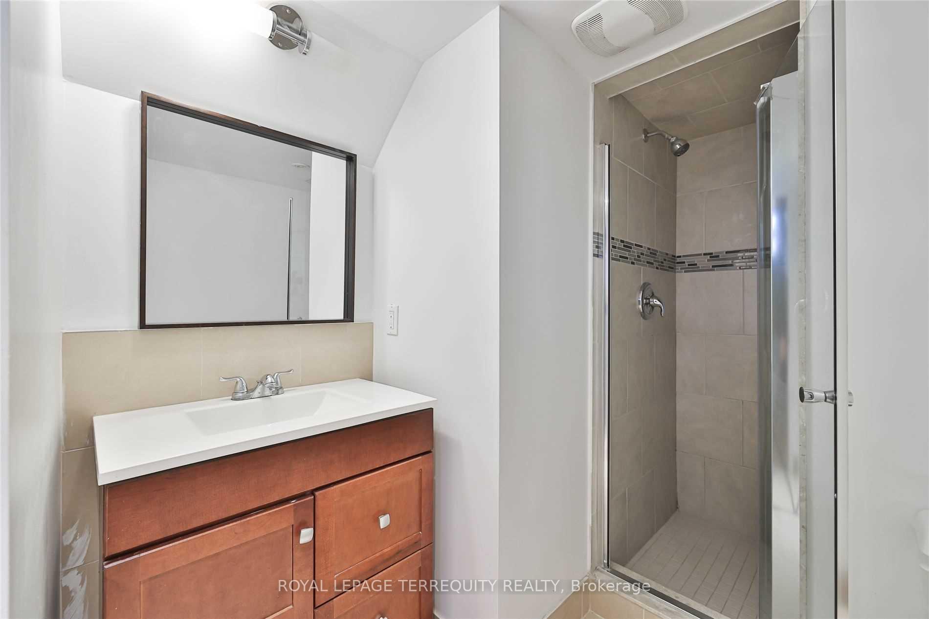 Photo 31 of 11 Leacroft Crescent, North York, Banbury-Don Mills — HOMEH