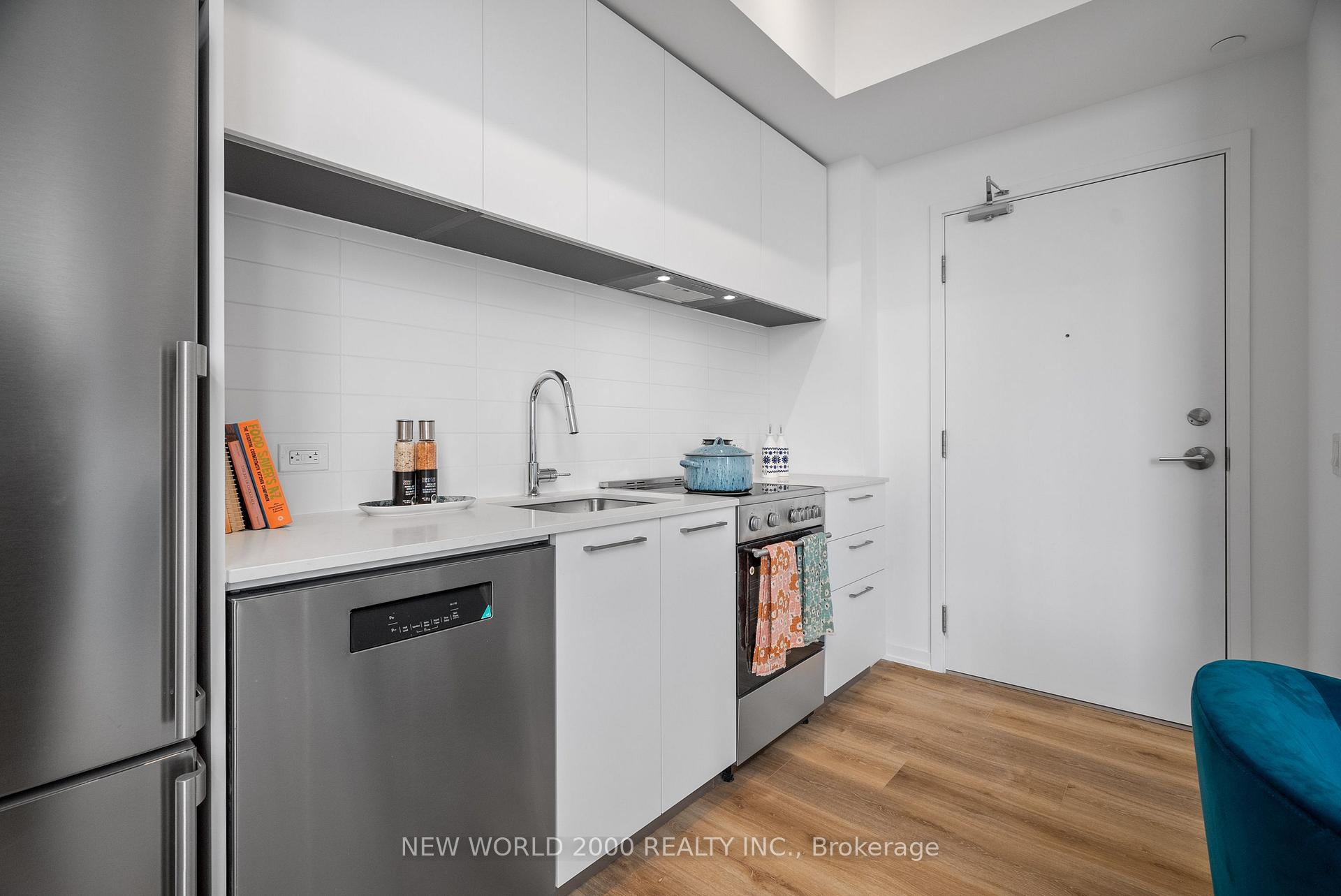 Photo 4 of Unit 1210, 101 Roehampton Avenue, Toronto, Mount Pleasant West — HOMEH