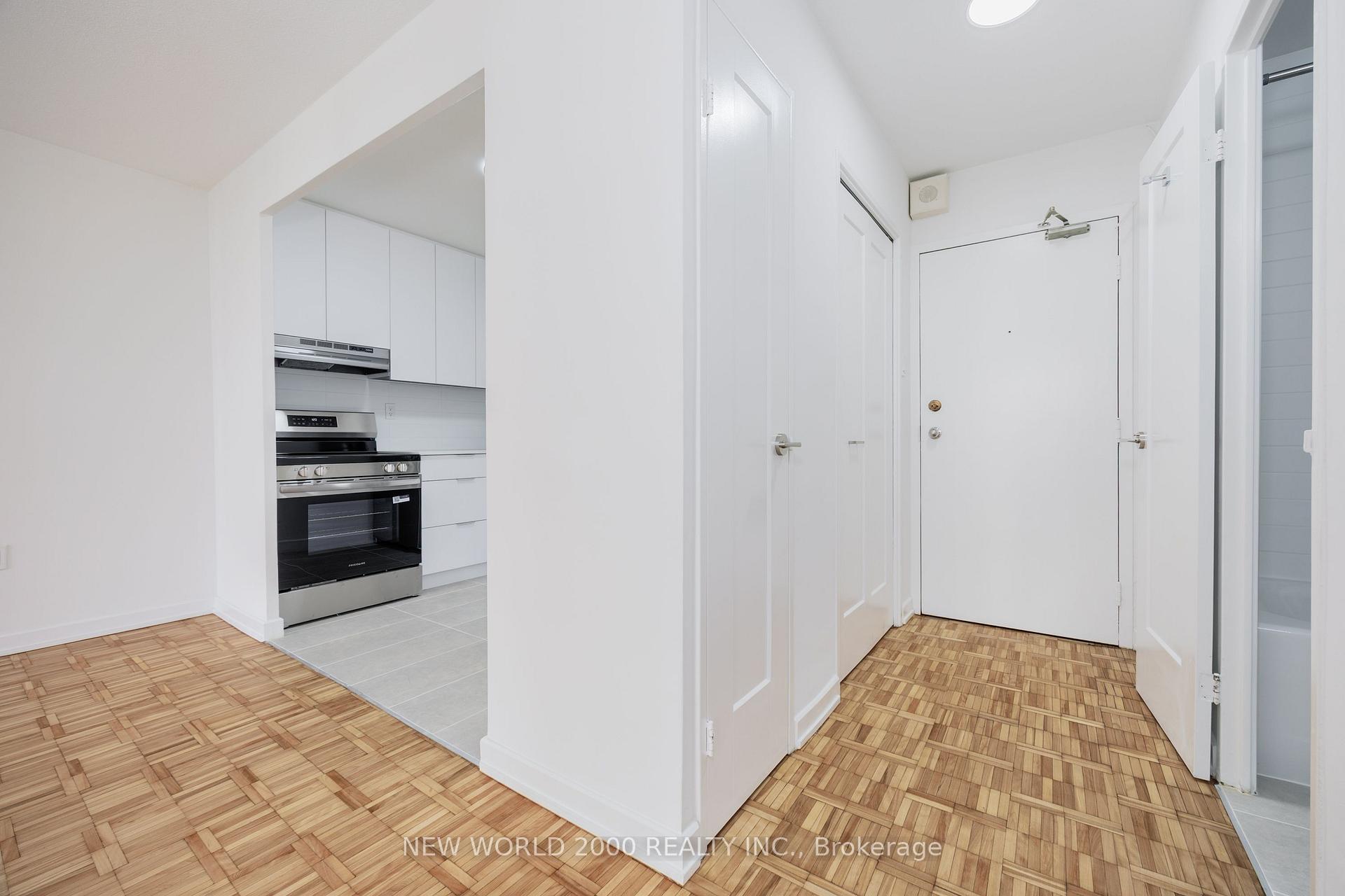 Photo 4 of Unit 1804, 101 Roehampton Avenue, Toronto, Mount Pleasant West — HOMEH