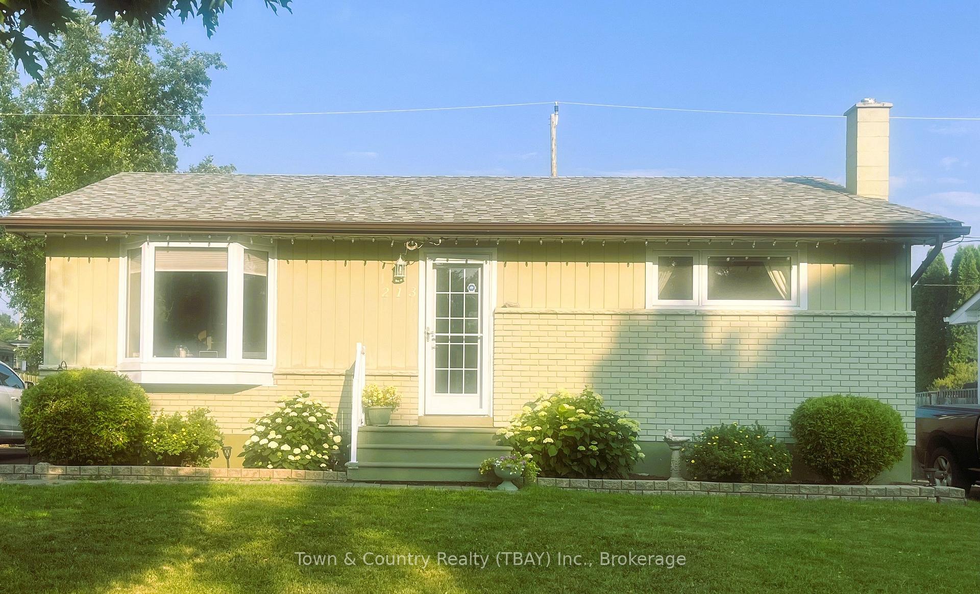 Photo 2 of 213 Cedar Avenue, Thunder Bay, Forest Park — HOMEH