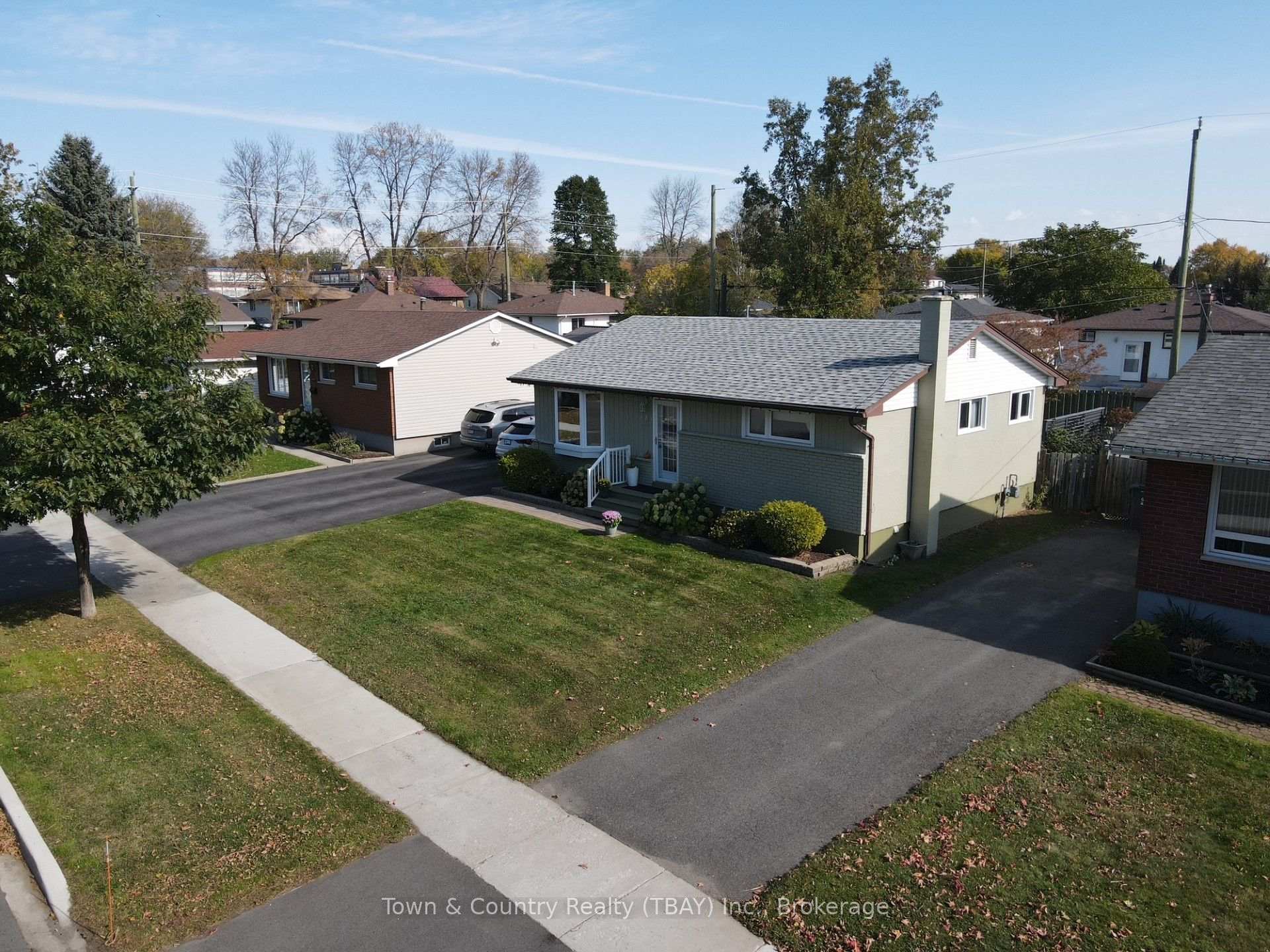 Photo 3 of 213 Cedar Avenue, Thunder Bay, Forest Park — HOMEH