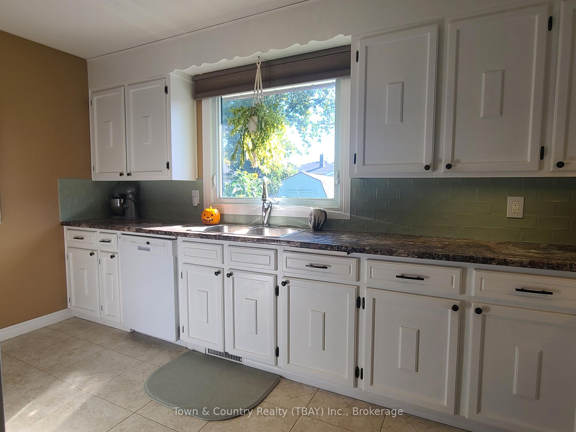Photo 7 of 213 Cedar Avenue, Thunder Bay, Forest Park — HOMEH