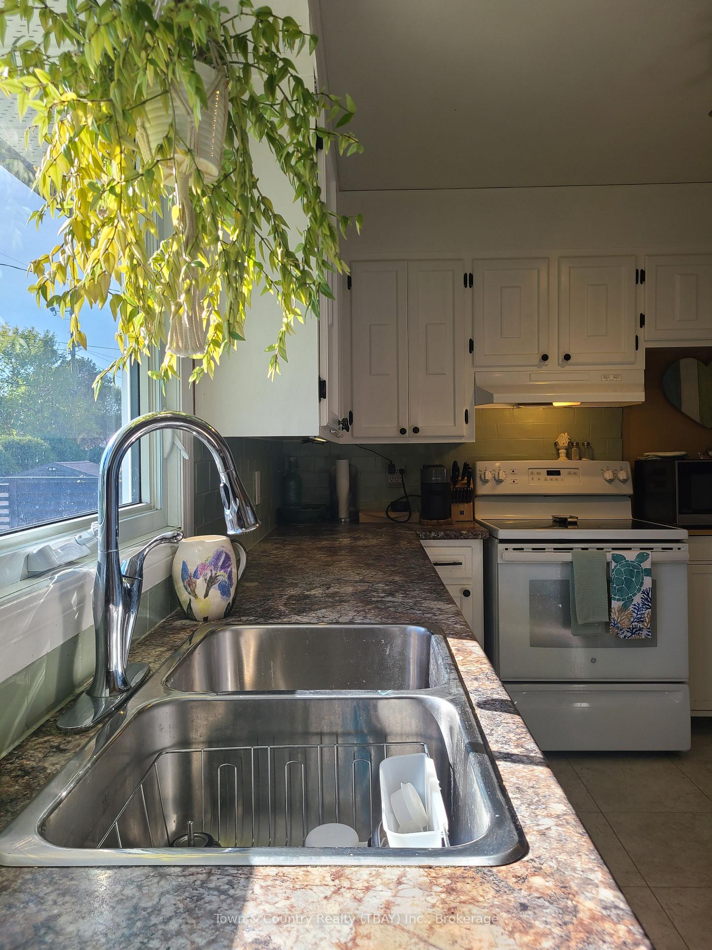 Photo 8 of 213 Cedar Avenue, Thunder Bay, Forest Park — HOMEH