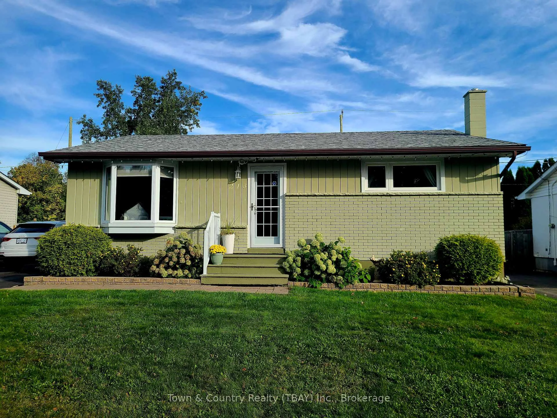 Photo 4 of 213 Cedar Avenue, Thunder Bay, Forest Park — HOMEH