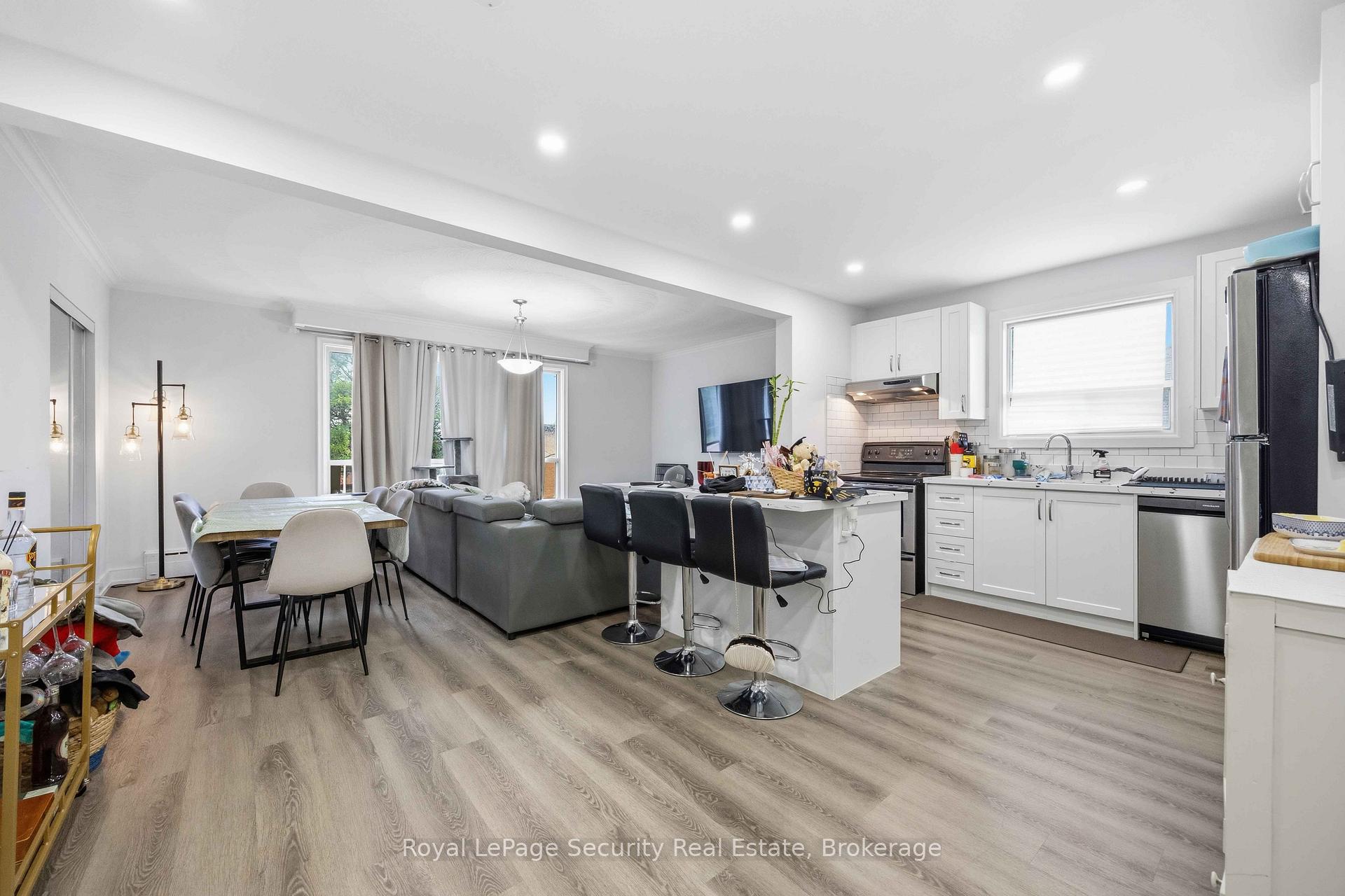 Photo 4 of Unit 3, 58 Leduc Drive, Etobicoke, Rexdale-Kipling — HOMEH
