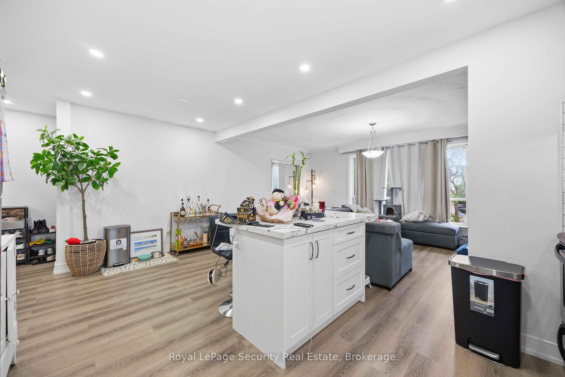 Photo 11 of Unit 3, 58 Leduc Drive, Etobicoke, Rexdale-Kipling — HOMEH