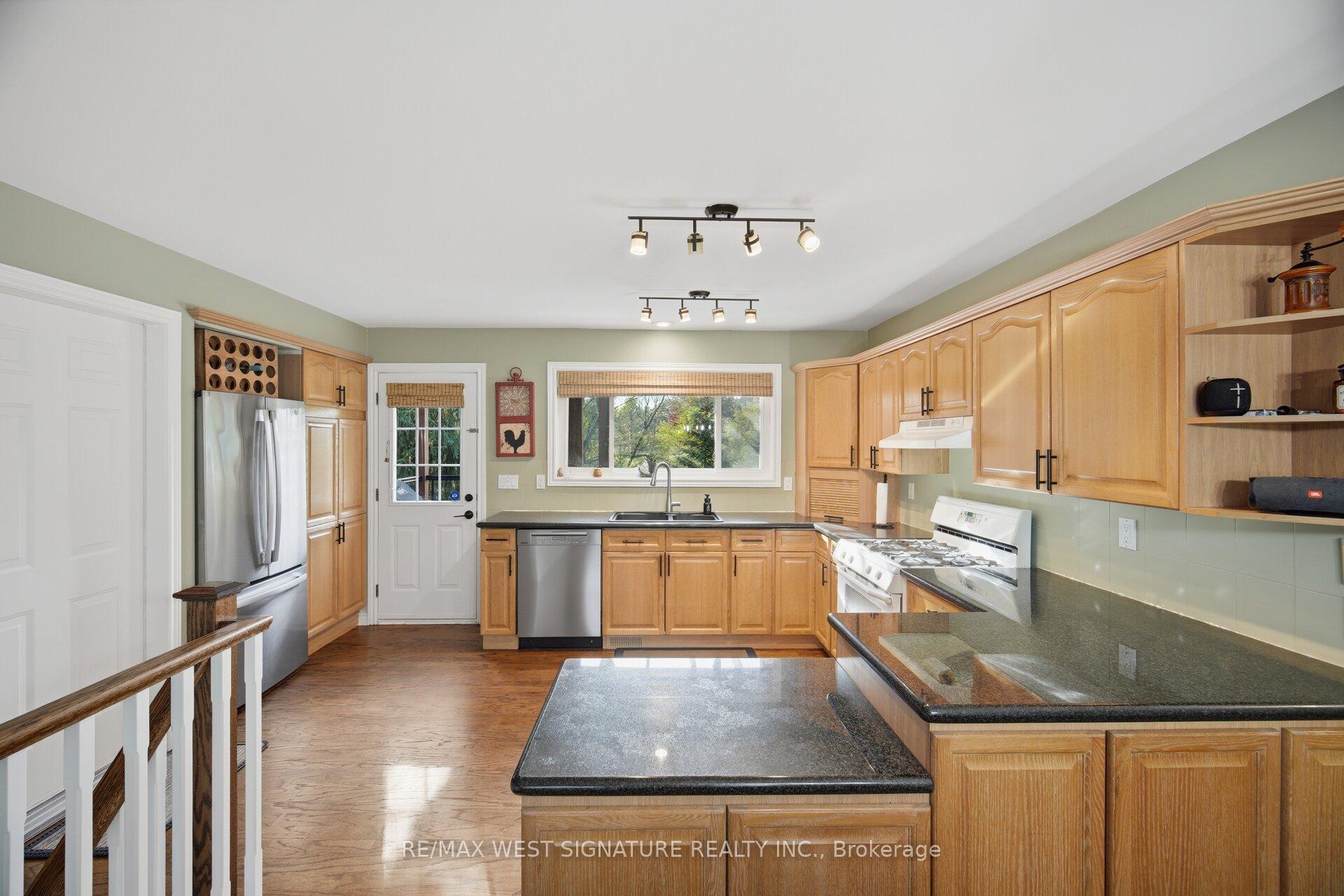 Photo 8 of 445 Main Street, King, Schomberg — HOMEH