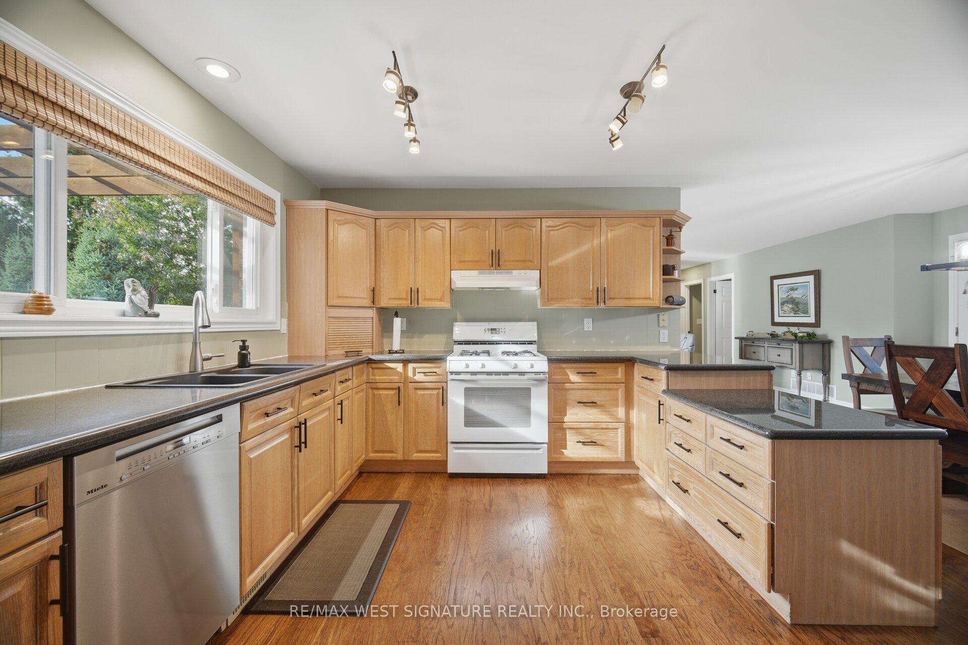 Photo 9 of 445 Main Street, King, Schomberg — HOMEH