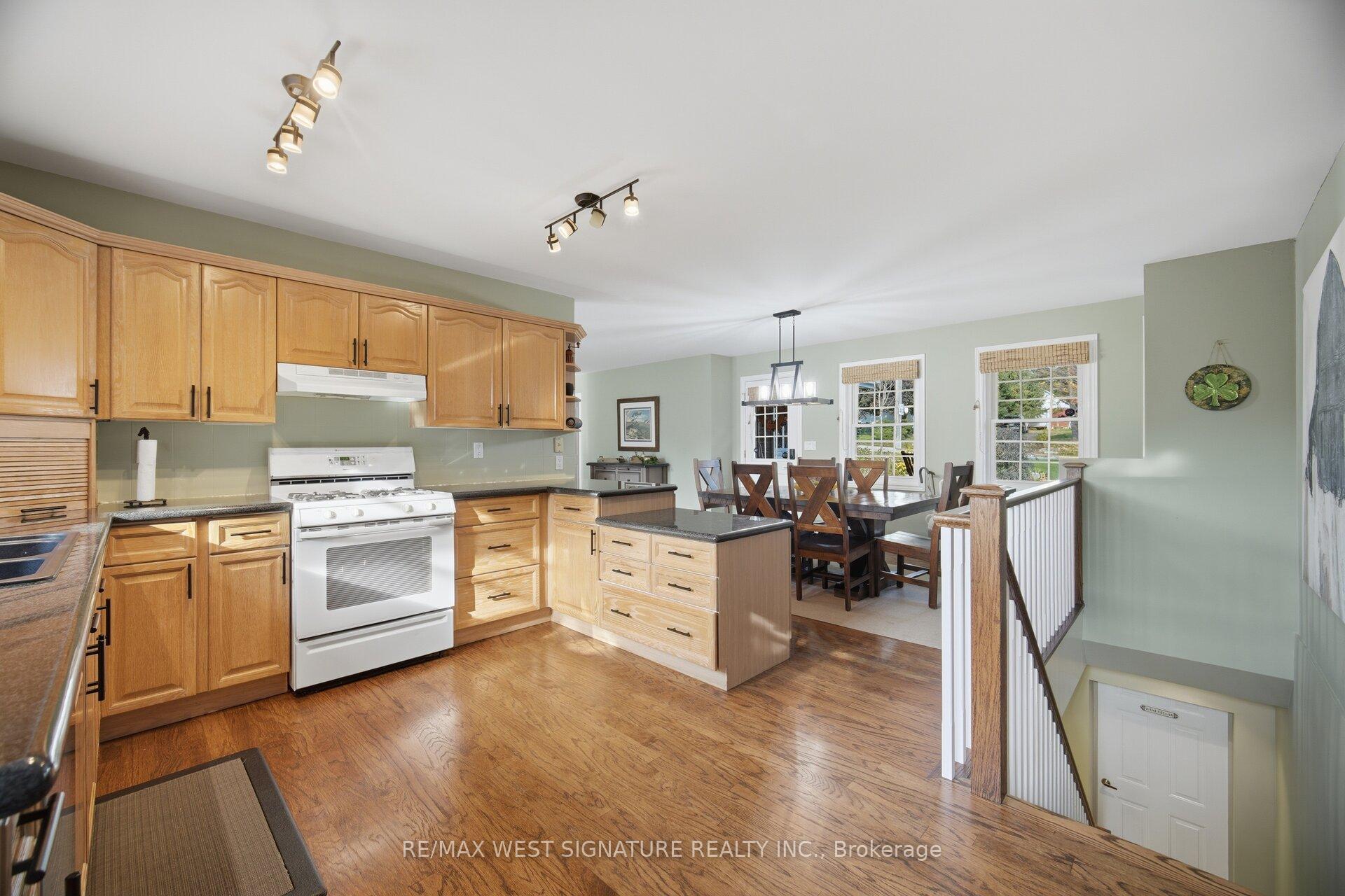 Photo 10 of 445 Main Street, King, Schomberg — HOMEH