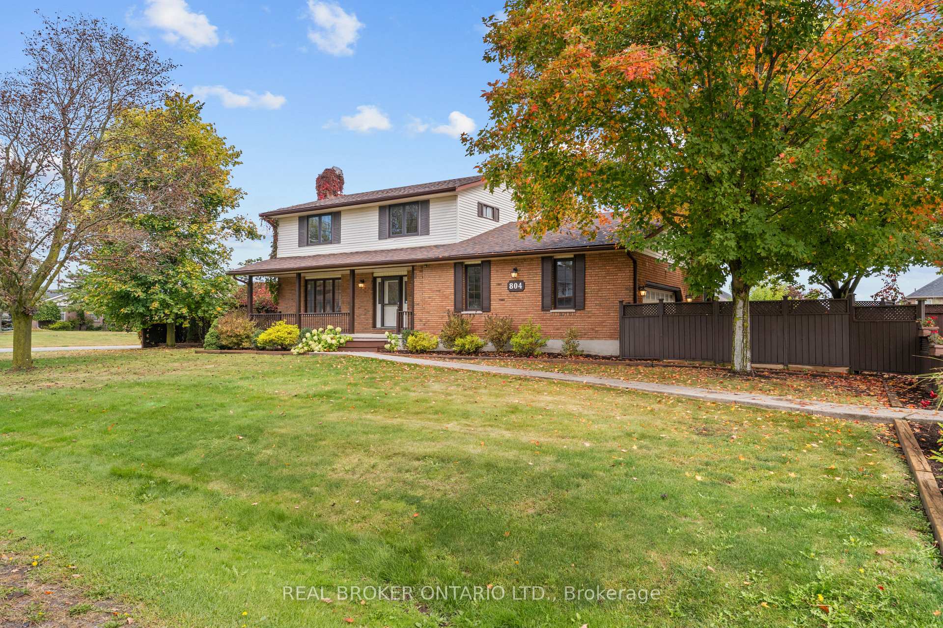 Photo 2 of 804 Pinewood Drive, Peterborough, Otonabee Ward 1 — HOMEH