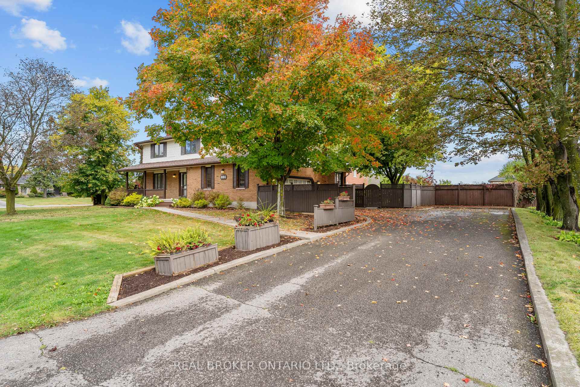 Photo 3 of 804 Pinewood Drive, Peterborough, Otonabee Ward 1 — HOMEH