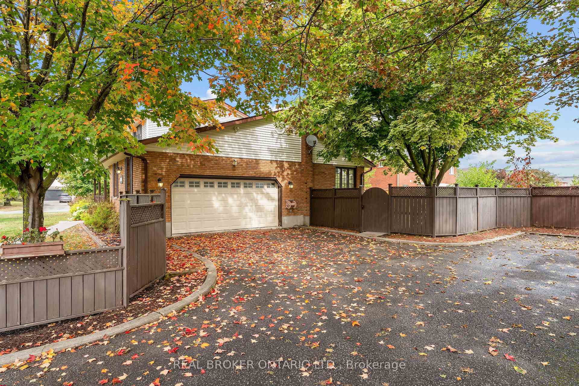 Photo 4 of 804 Pinewood Drive, Peterborough, Otonabee Ward 1 — HOMEH