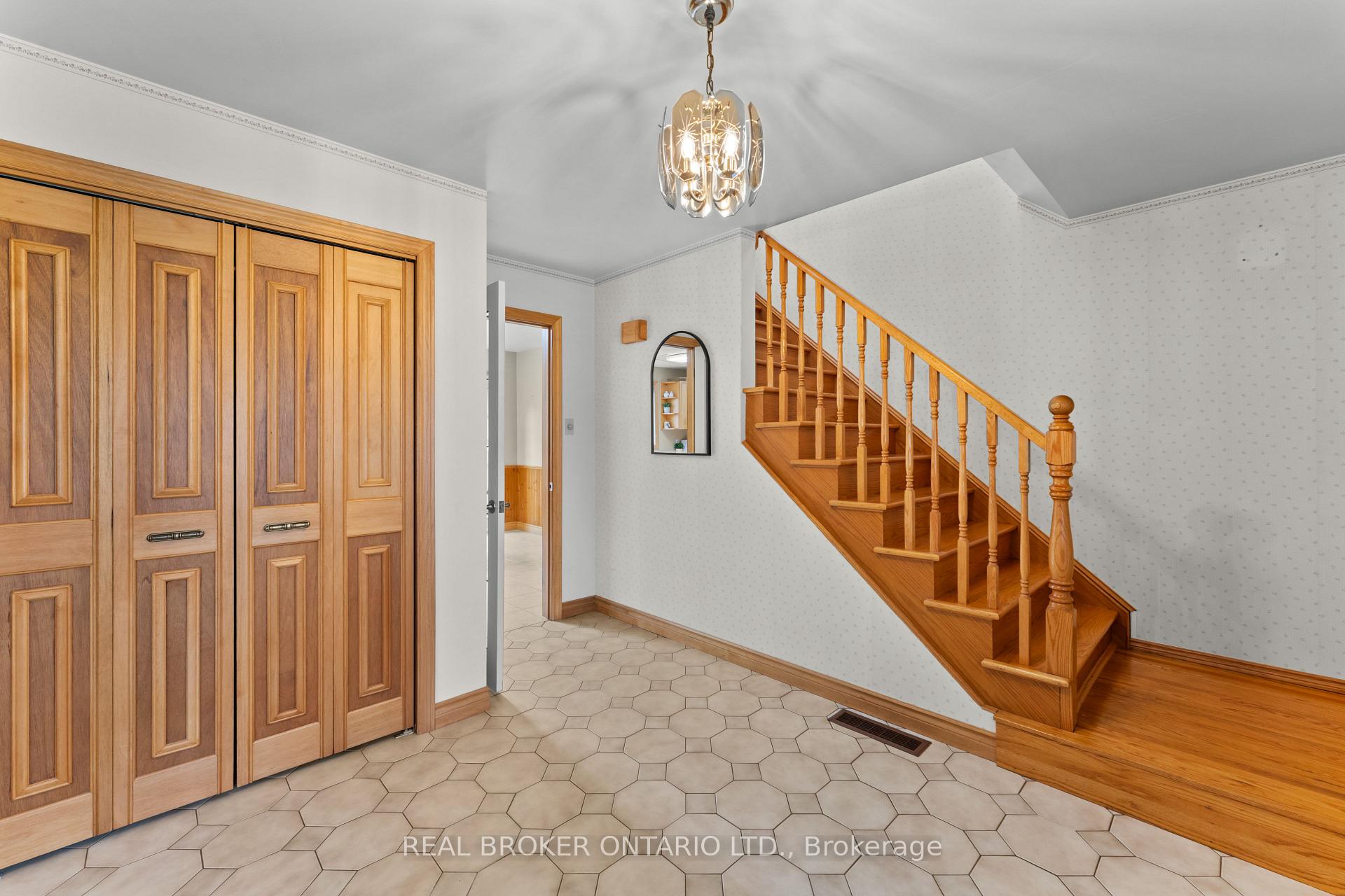 Photo 6 of 804 Pinewood Drive, Peterborough, Otonabee Ward 1 — HOMEH