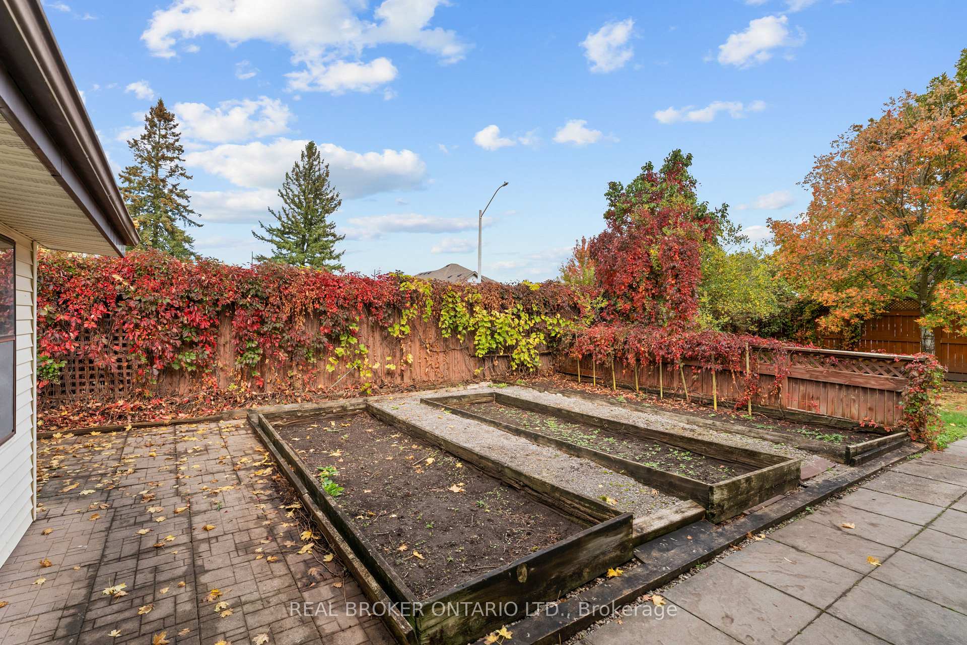Photo 46 of 804 Pinewood Drive, Peterborough, Otonabee Ward 1 — HOMEH