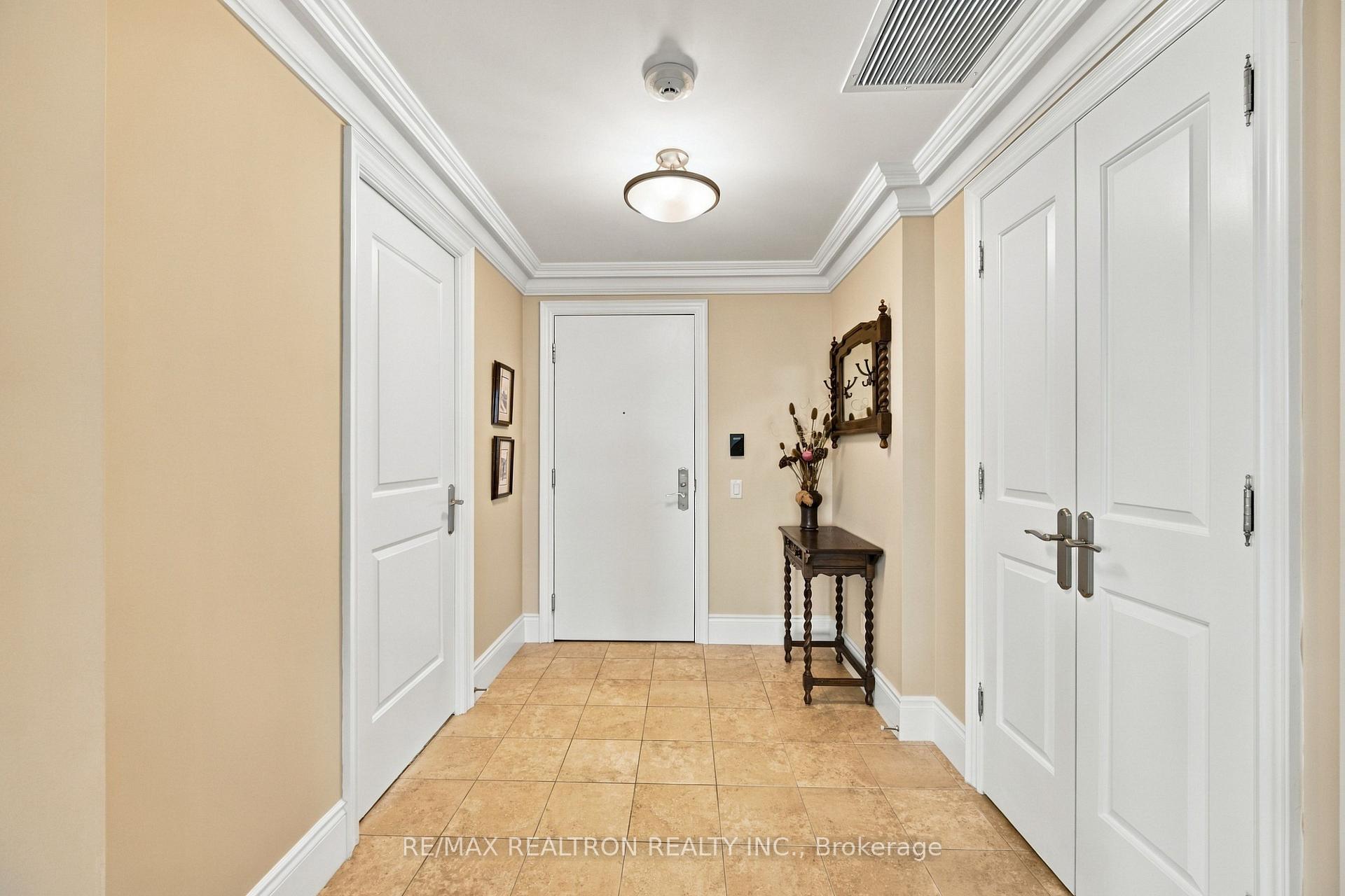 Photo 3 of Unit 702, 10101 Yonge Street, Richmond Hill, Crosby — HOMEH