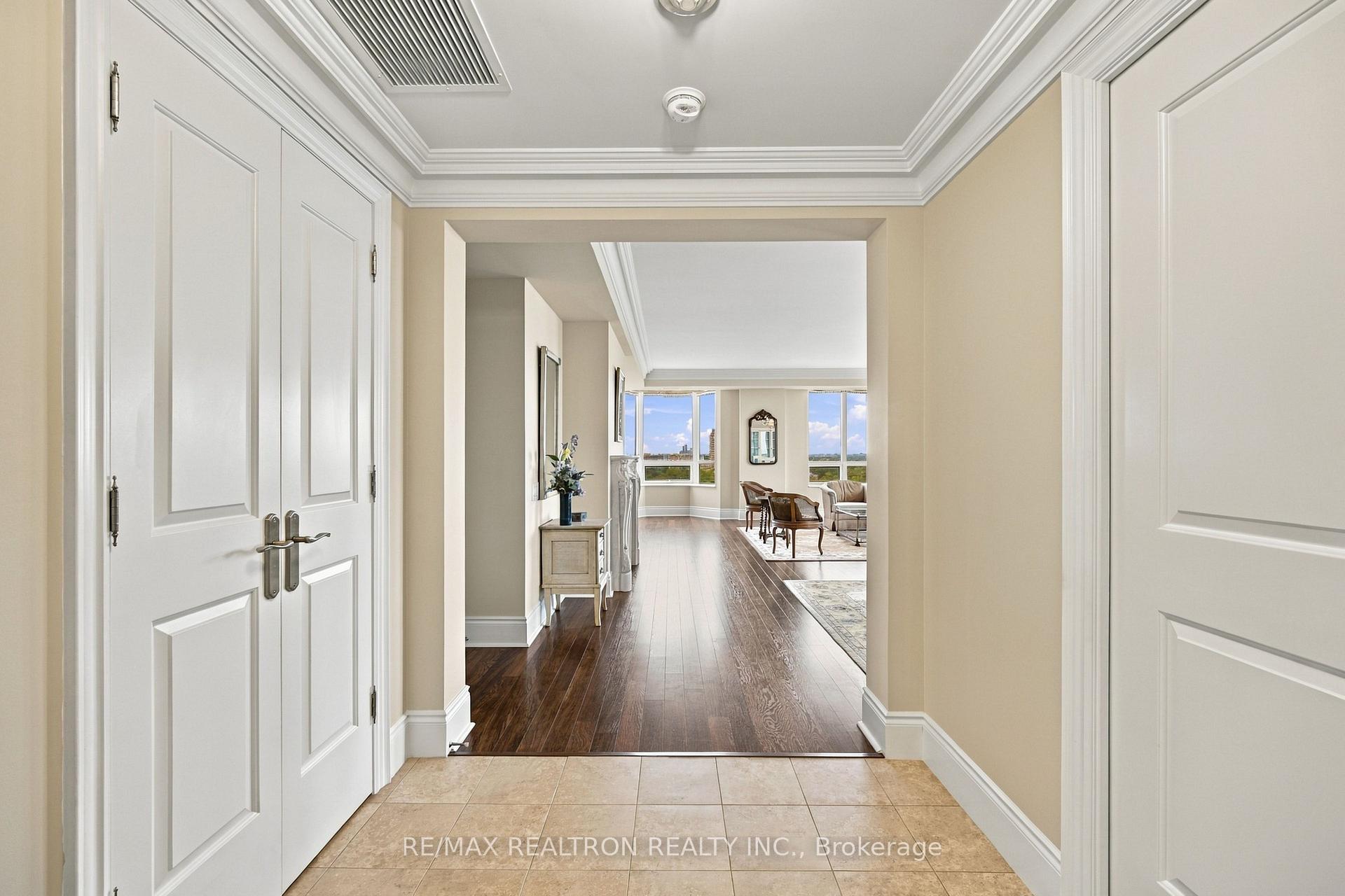 Photo 4 of Unit 702, 10101 Yonge Street, Richmond Hill, Crosby — HOMEH