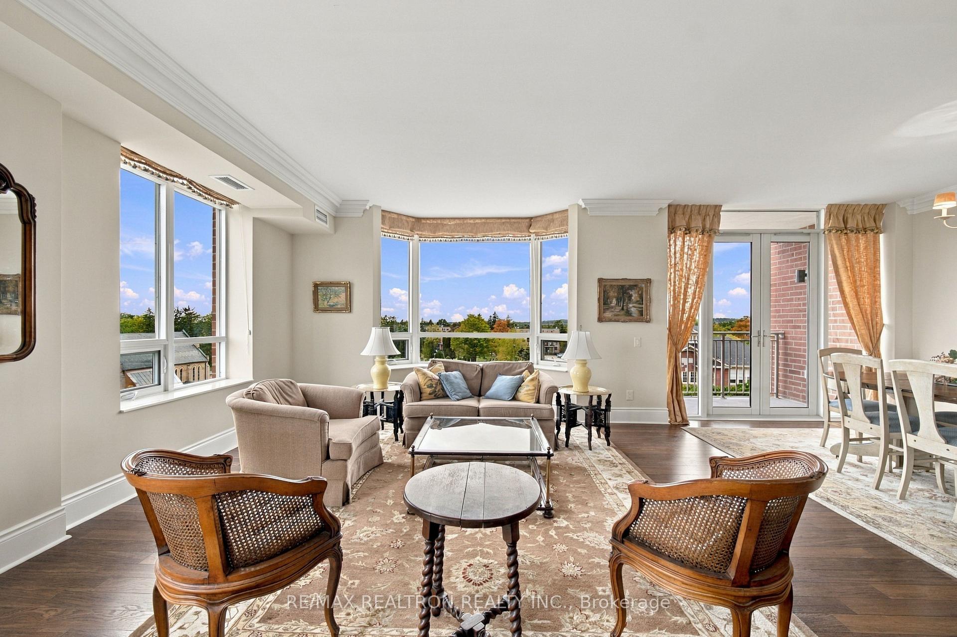 Photo 9 of Unit 702, 10101 Yonge Street, Richmond Hill, Crosby — HOMEH