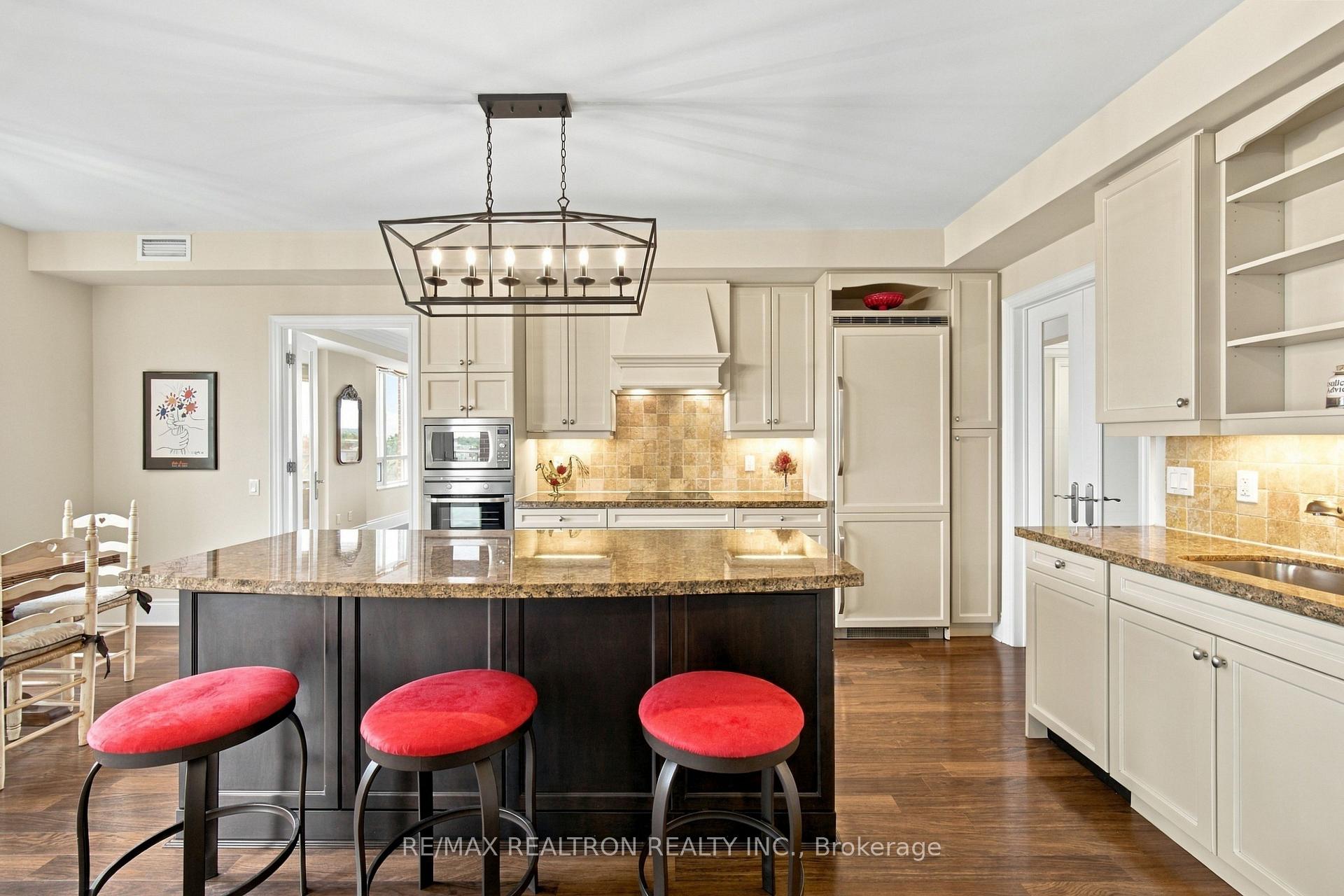 Photo 11 of Unit 702, 10101 Yonge Street, Richmond Hill, Crosby — HOMEH