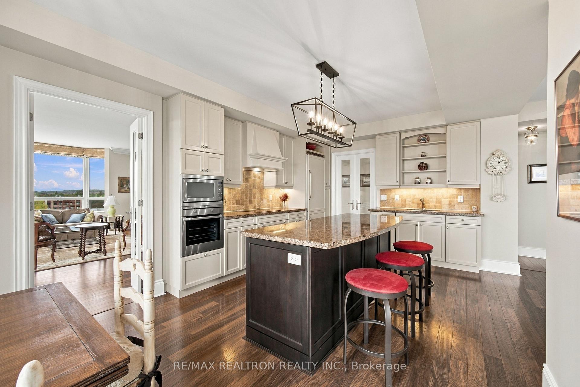 Photo 12 of Unit 702, 10101 Yonge Street, Richmond Hill, Crosby — HOMEH
