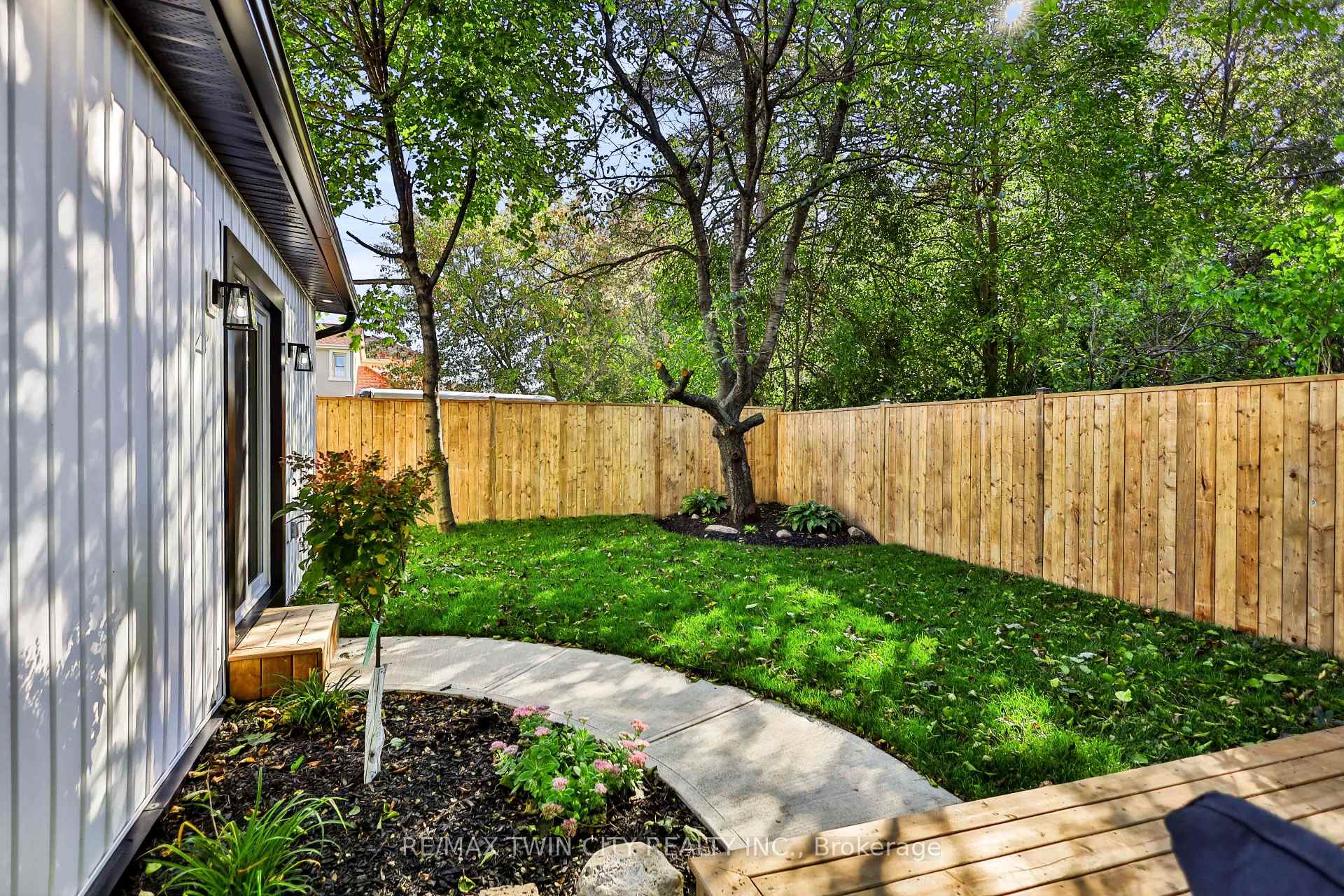 Photo 30 of 9 Walter Street, Brantford, Eagle Place East — HOMEH