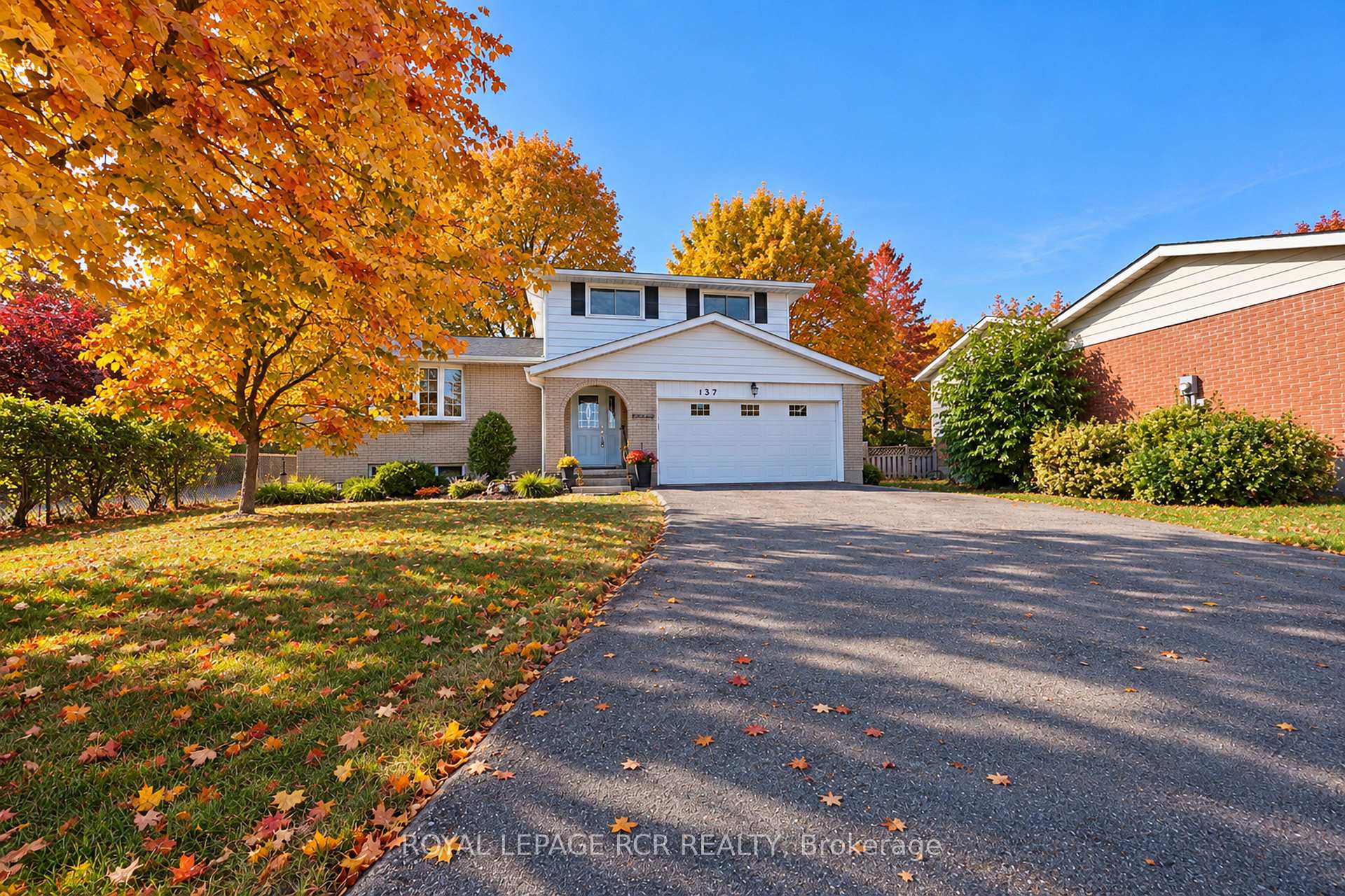 Photo 2 of 137 White Pine Crescent, Waterloo, North Lakeshore — HOMEH
