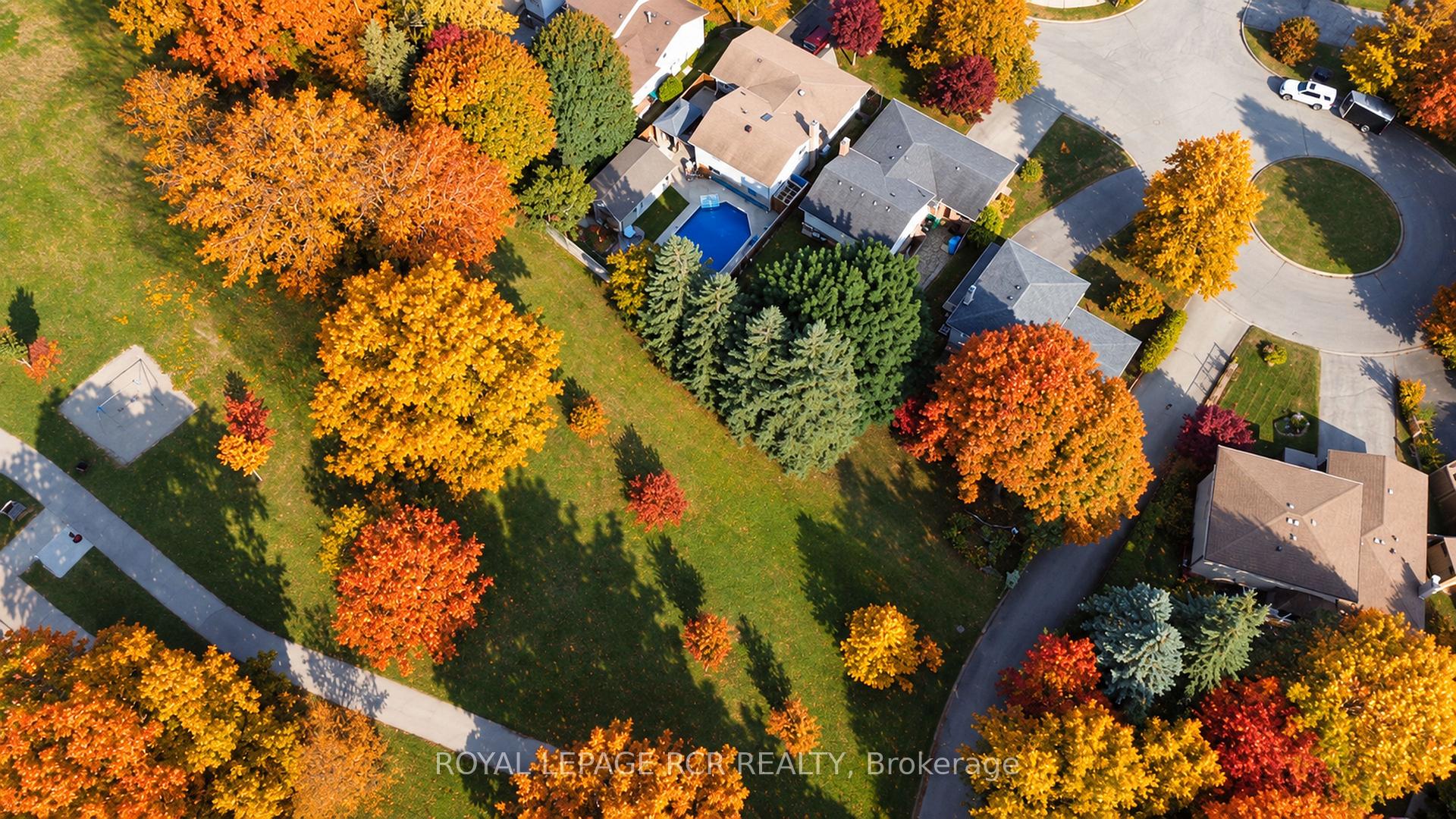 Photo 3 of 137 White Pine Crescent, Waterloo, North Lakeshore — HOMEH