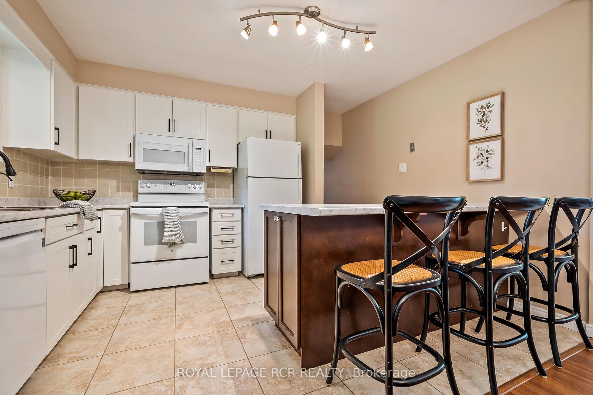 Photo 8 of 137 White Pine Crescent, Waterloo, North Lakeshore — HOMEH