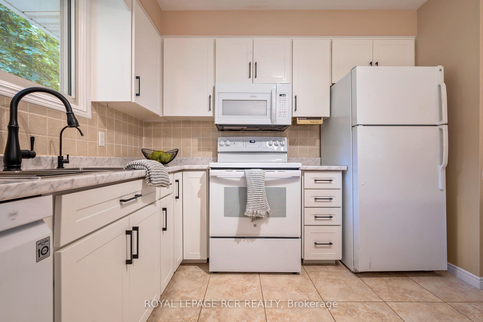 Photo 9 of 137 White Pine Crescent, Waterloo, North Lakeshore — HOMEH