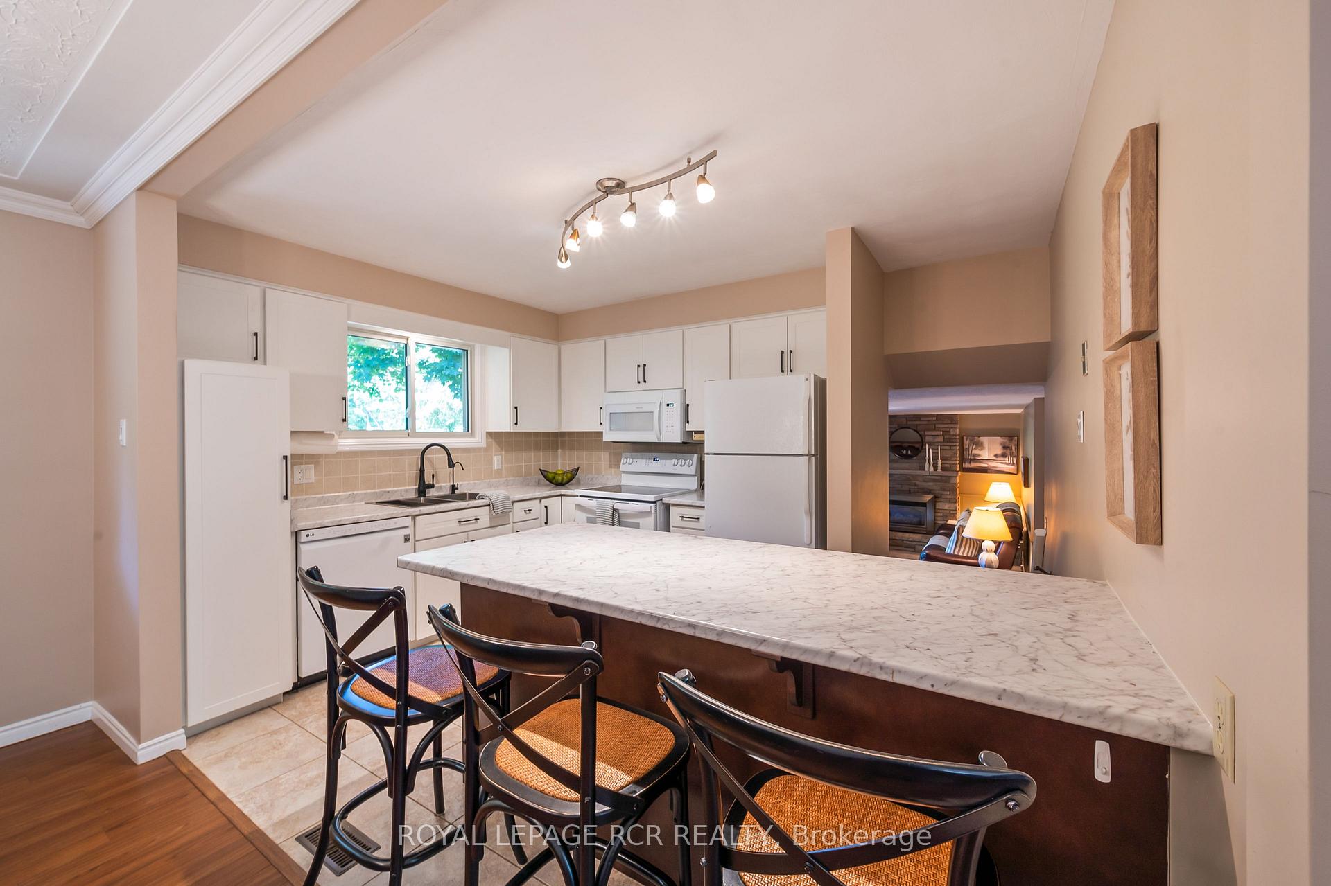 Photo 11 of 137 White Pine Crescent, Waterloo, North Lakeshore — HOMEH