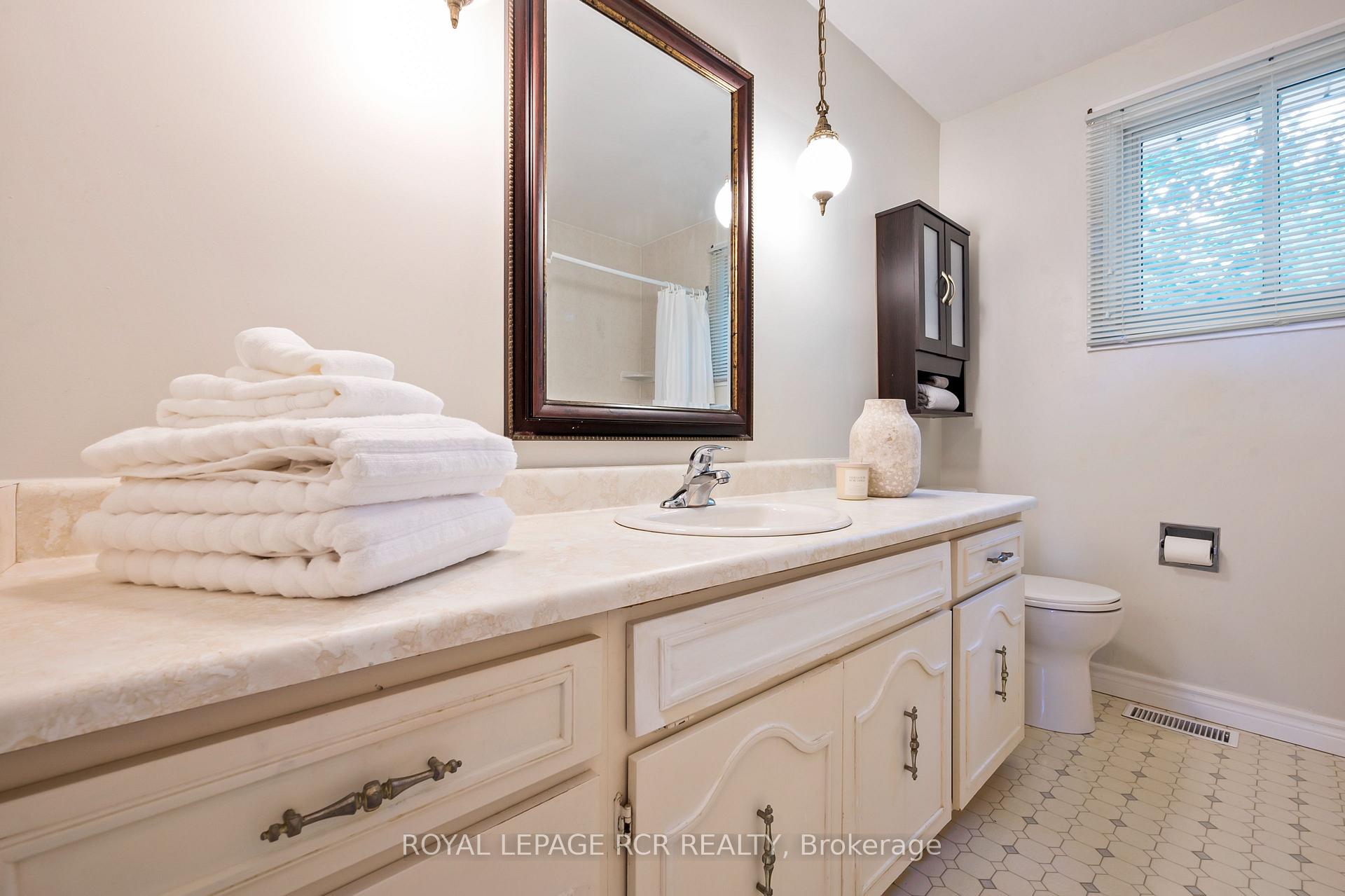 Photo 17 of 137 White Pine Crescent, Waterloo, North Lakeshore — HOMEH