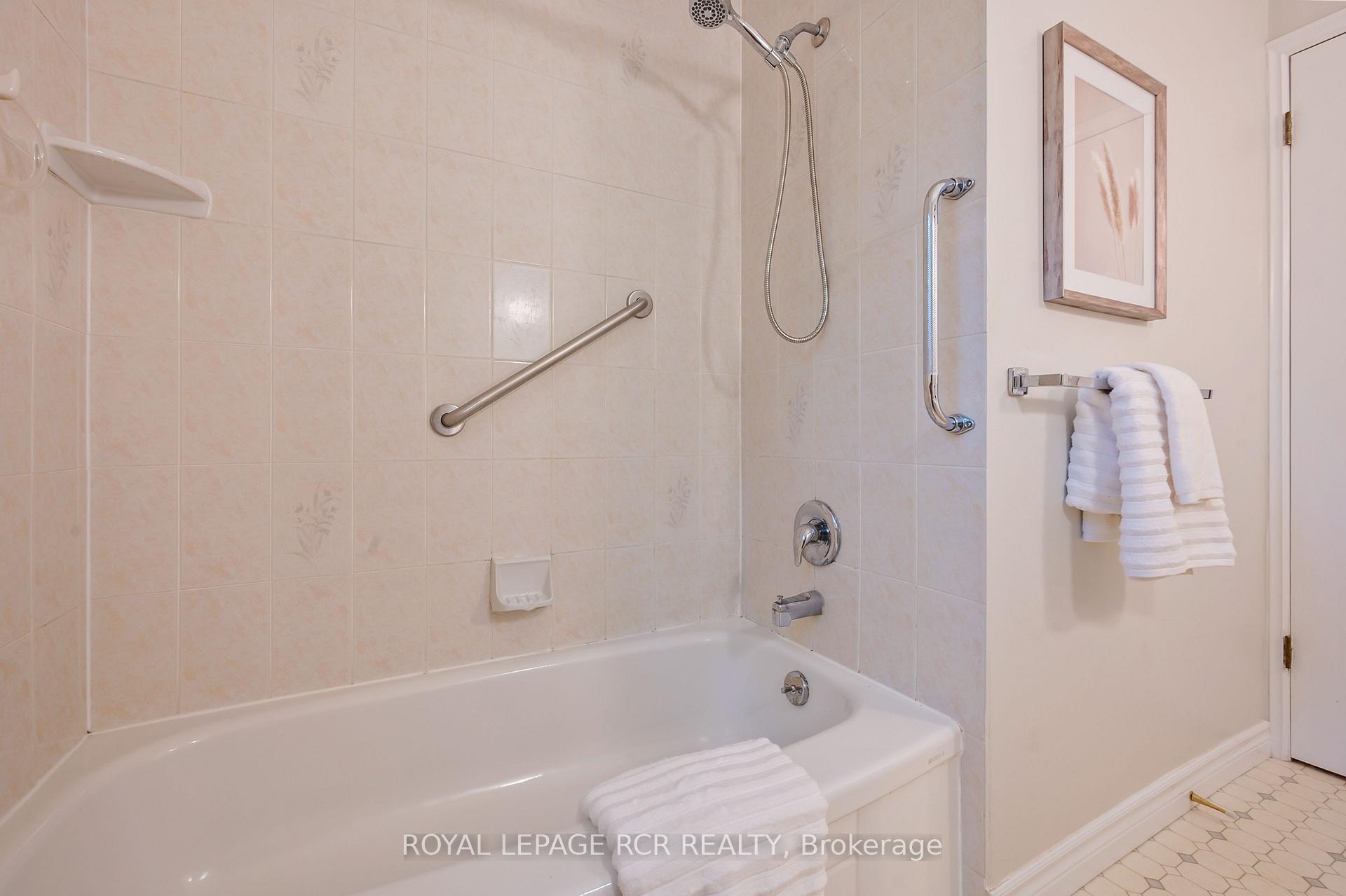 Photo 18 of 137 White Pine Crescent, Waterloo, North Lakeshore — HOMEH