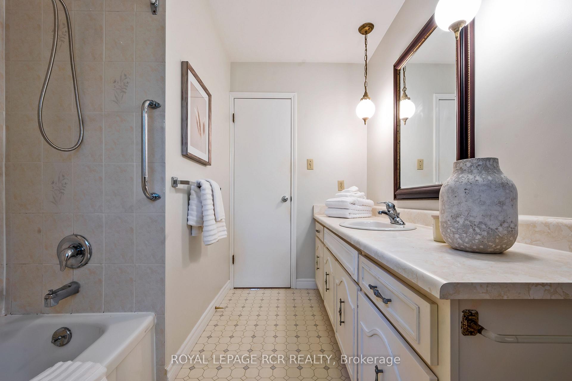 Photo 19 of 137 White Pine Crescent, Waterloo, North Lakeshore — HOMEH