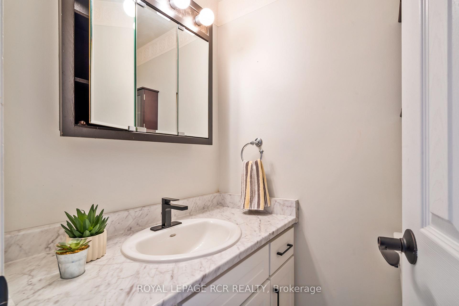 Photo 23 of 137 White Pine Crescent, Waterloo, North Lakeshore — HOMEH