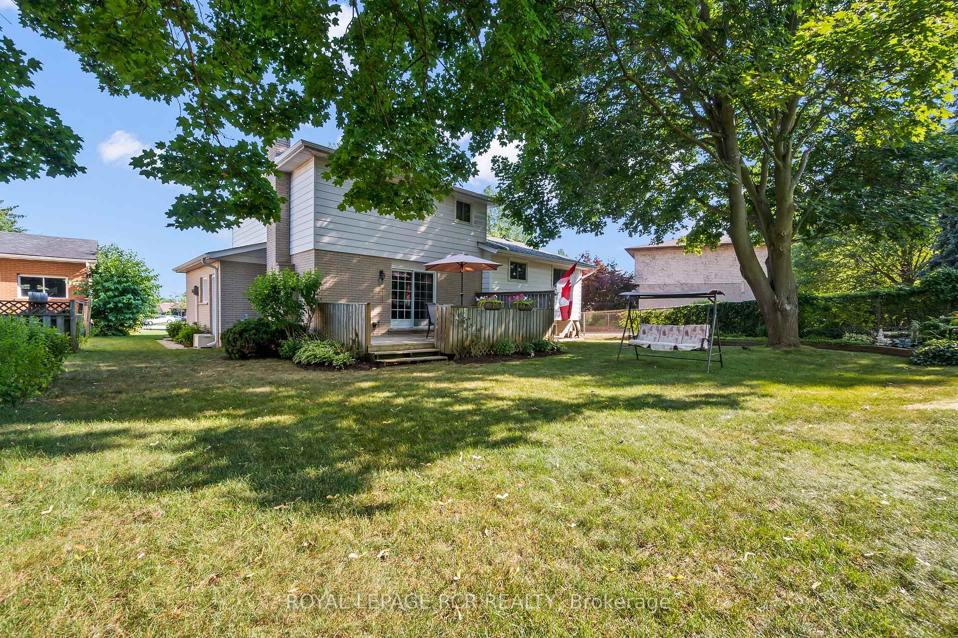Photo 30 of 137 White Pine Crescent, Waterloo, North Lakeshore — HOMEH