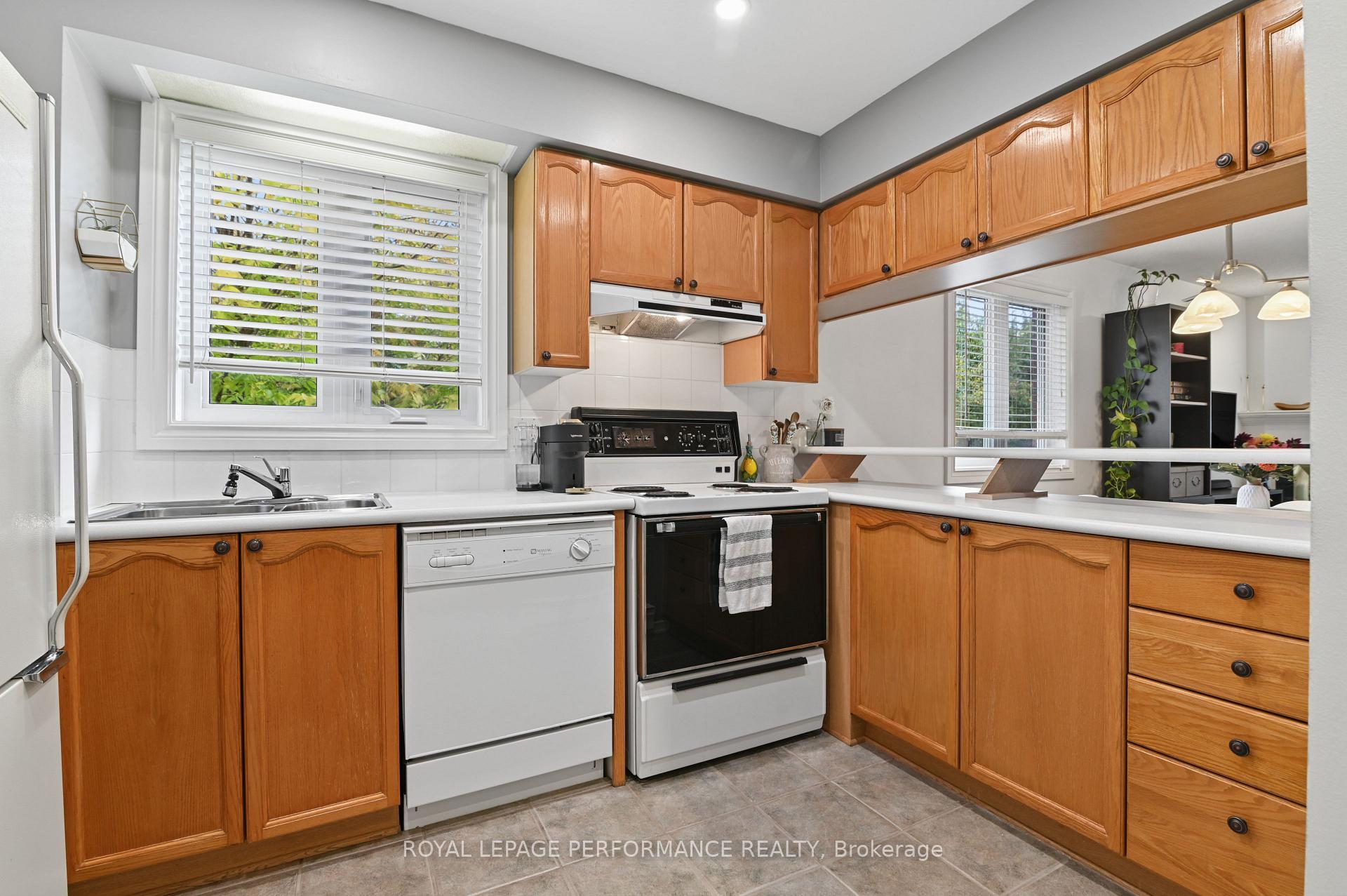 Photo 6 of Unit 6, 266 Briston Private, Ottawa, Hunt Club Park — HOMEH