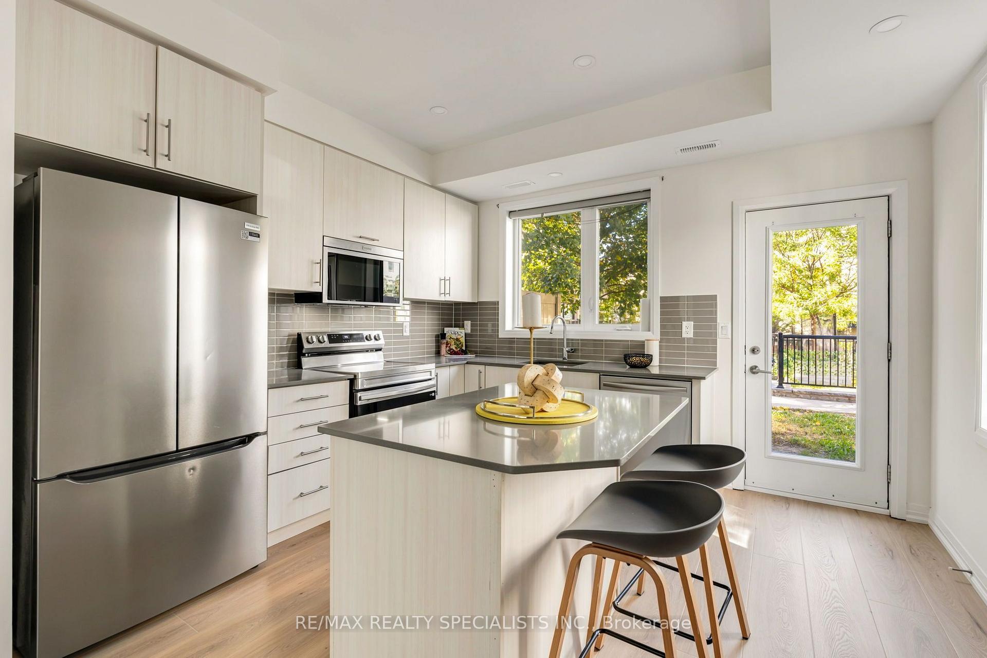 Photo 11 of 162 William Duncan Road, North York, Downsview-Roding-CFB — HOMEH