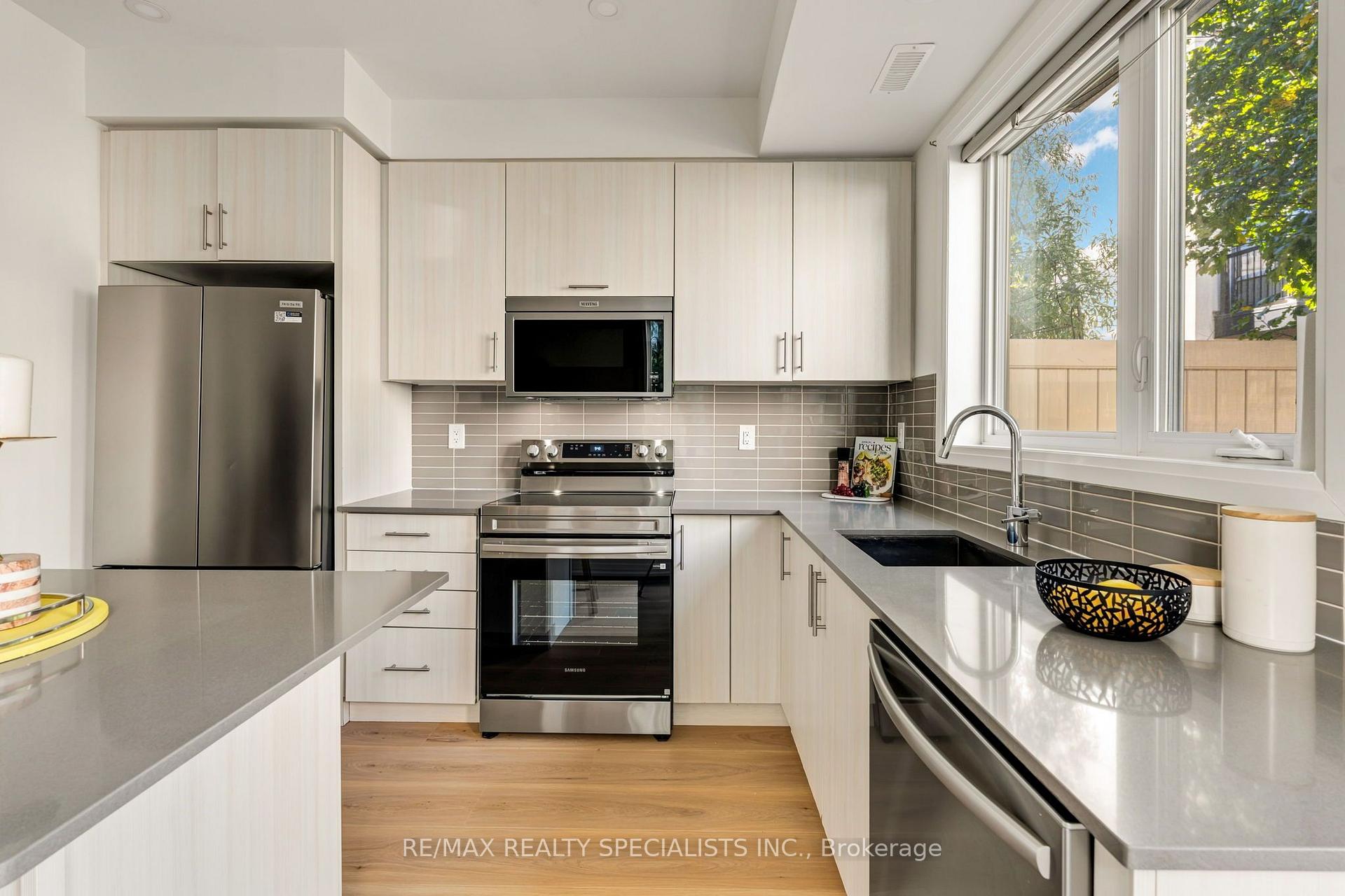Photo 12 of 162 William Duncan Road, North York, Downsview-Roding-CFB — HOMEH