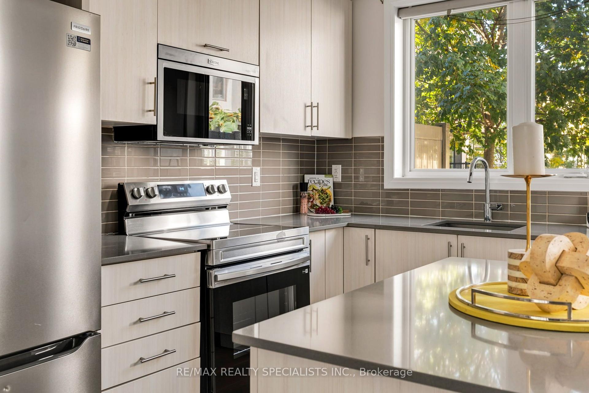 Photo 13 of 162 William Duncan Road, North York, Downsview-Roding-CFB — HOMEH